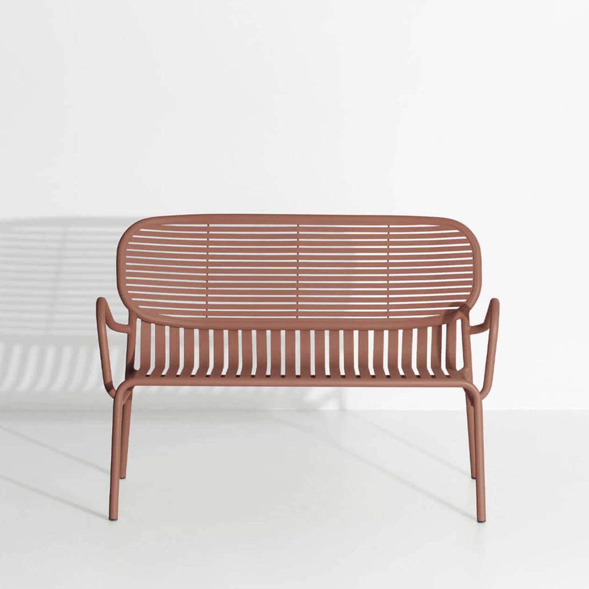 Elegante Gartenbank mit Armlehnen, ideal für entspannte Stunden im Freien, entworfen von Petite Friture für stilvolle Gärten.