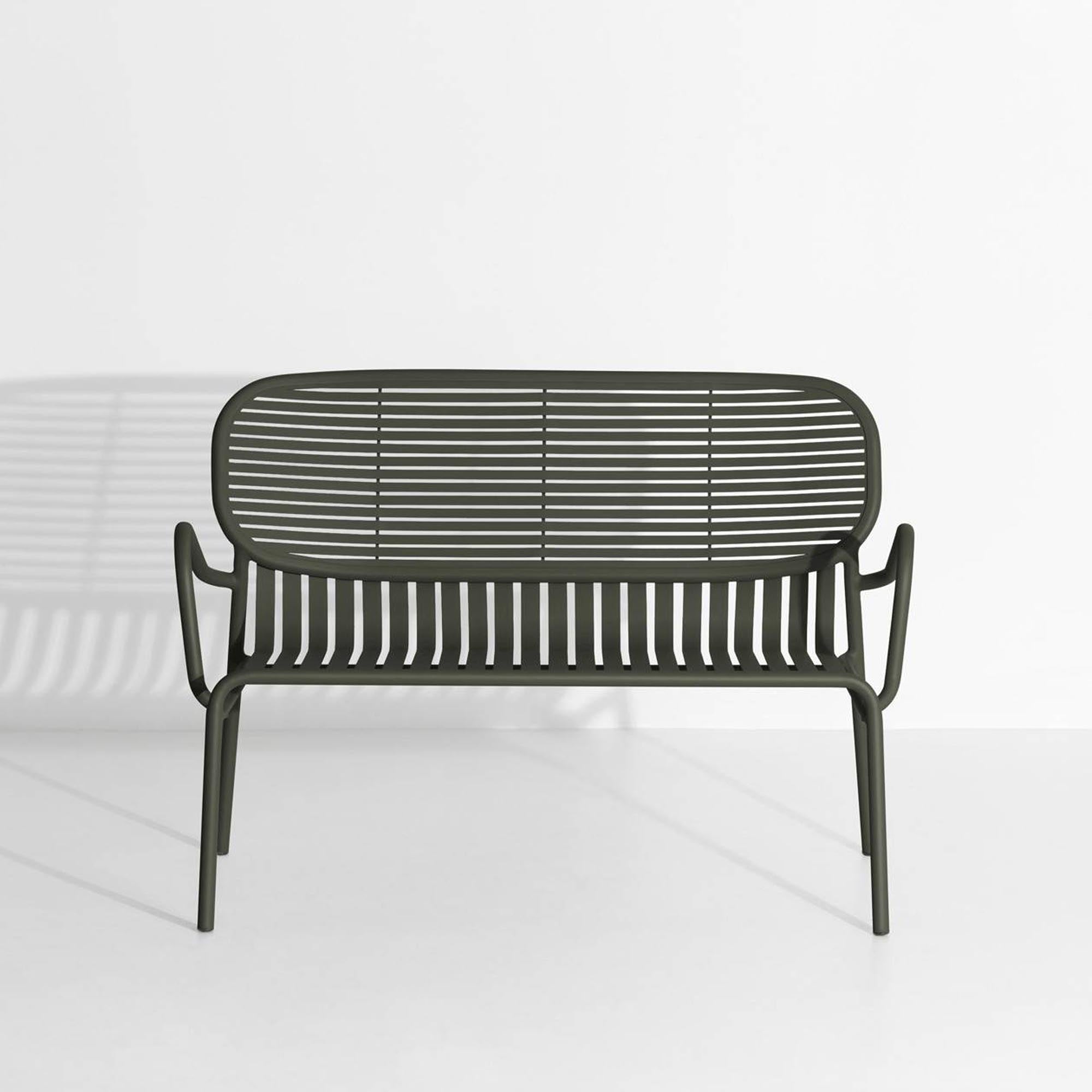 Elegante Gartenbank mit Armlehnen von Petite Friture, ideal für entspannte Stunden im Freien und stilvolle Akzente im Garten.