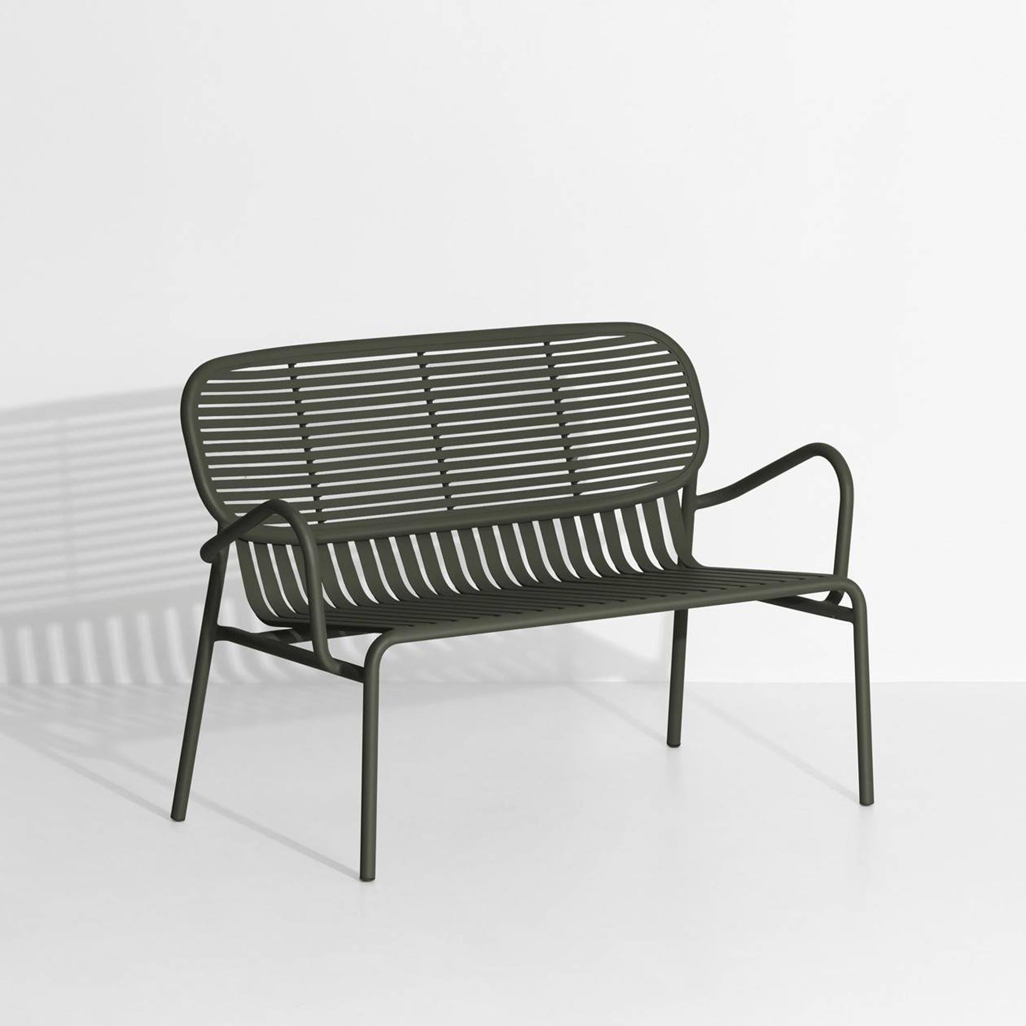 Elegante Week-End Gartenbank mit komfortablen Armlehnen von Petite Friture, ideal für entspannte Stunden im Freien.