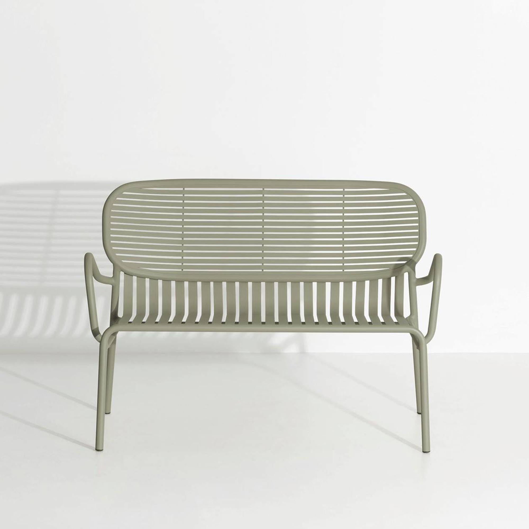 Elegante Week-End Gartenbank mit komfortablen Armlehnen, perfekt für gemütliche Momente im Garten, entworfen von Petite Friture.