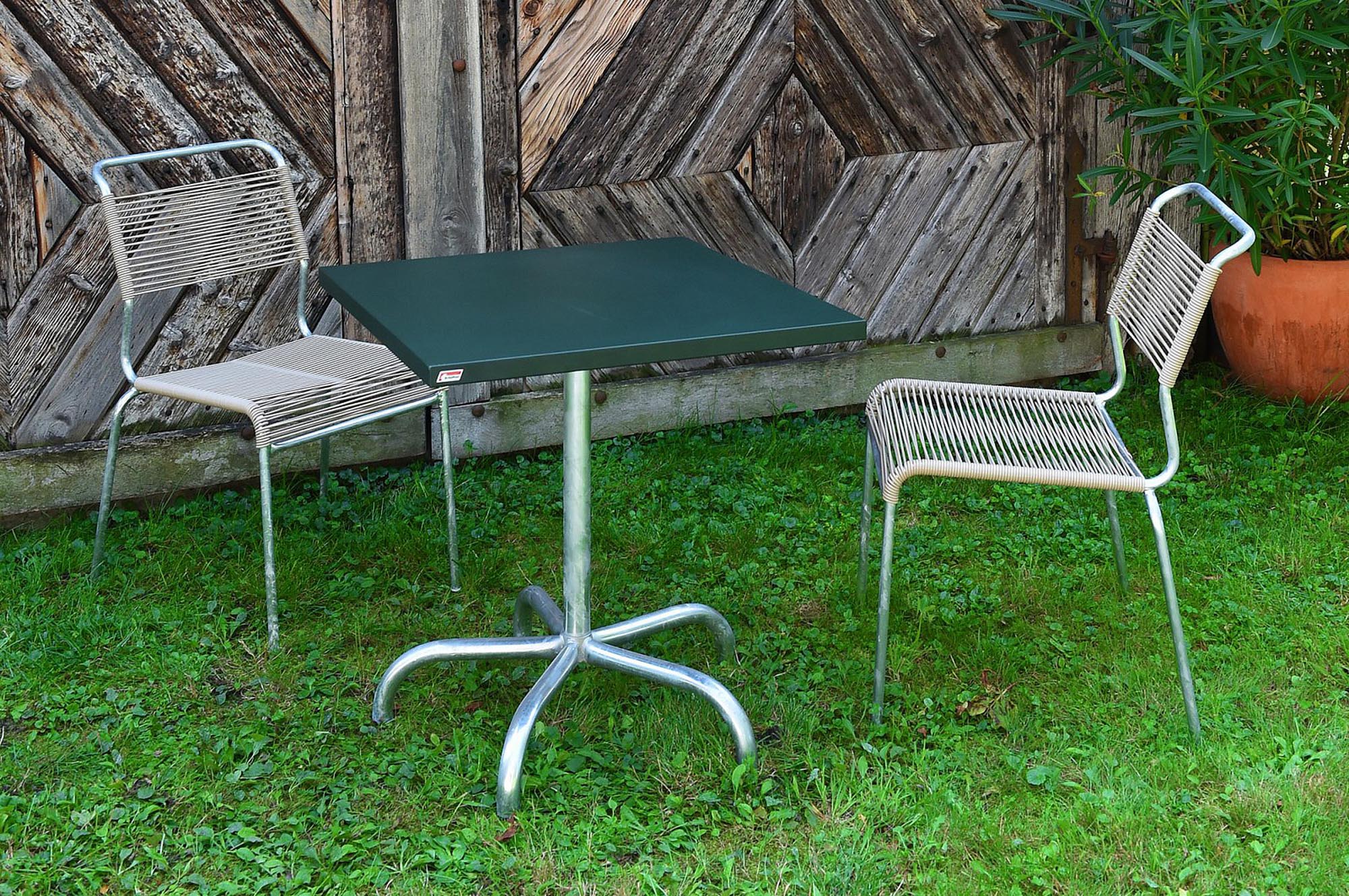 Robuster, klappbarer Metall-Gartentisch 90x90 cm von Schaffner, wetterfest, langlebig, leicht zu reinigen, platzsparend, perfekt für Garten, Balkon und Terrasse.