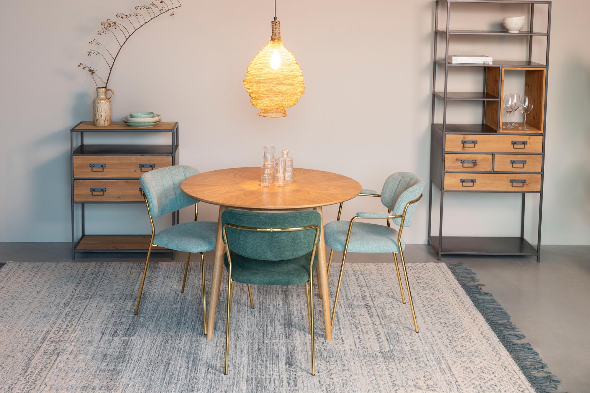 Stilvoller gepolsterter Armlehnstuhl Jolien von White Label Living, perfekt für einladende Wohnräume und komfortable Sitzgelegenheiten.