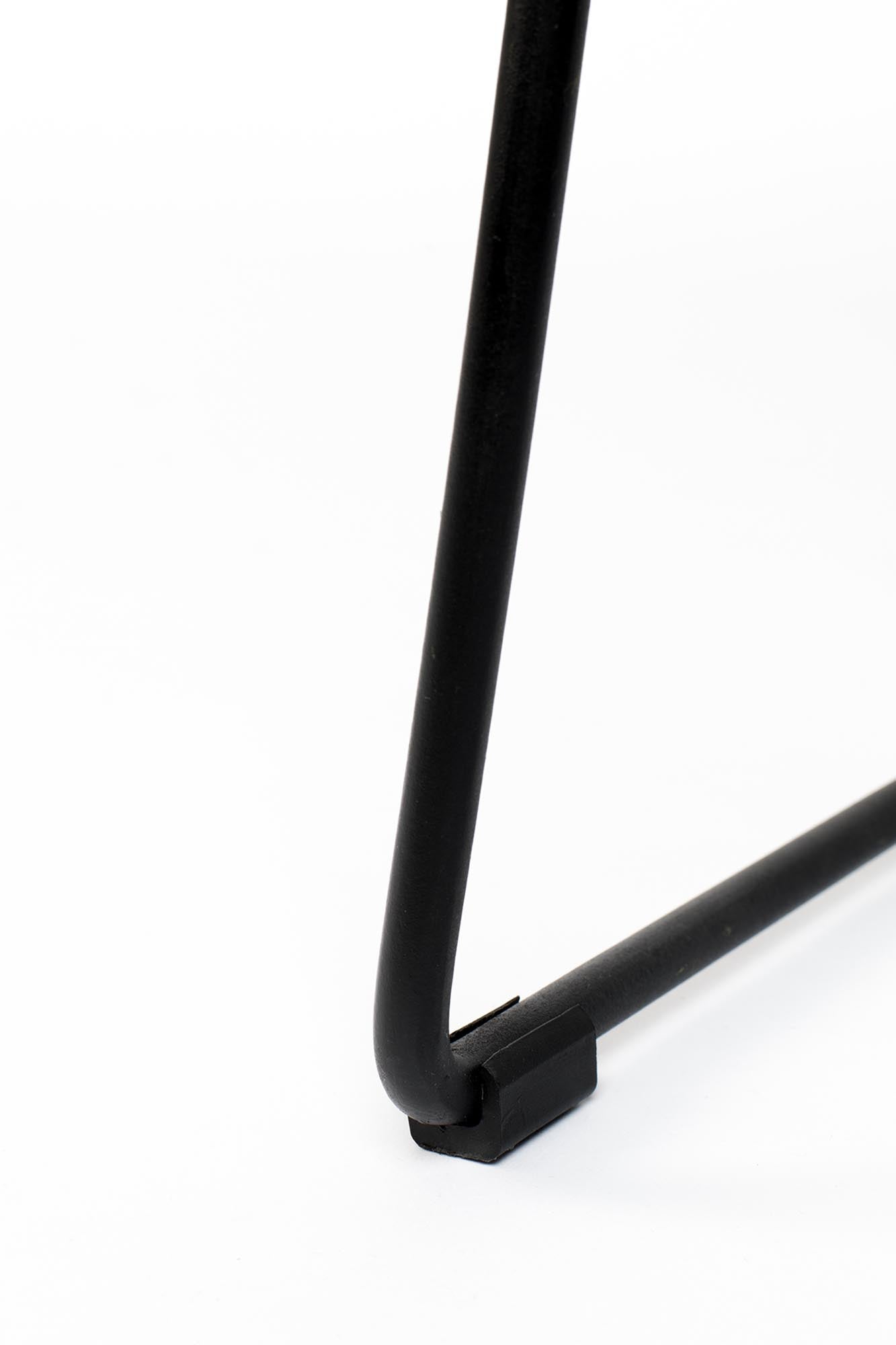Moderner Barstuhl Tangle von White Label Living, ideal für stilvolle Bars und Küchen, vereint Komfort und zeitgemäßes Design.