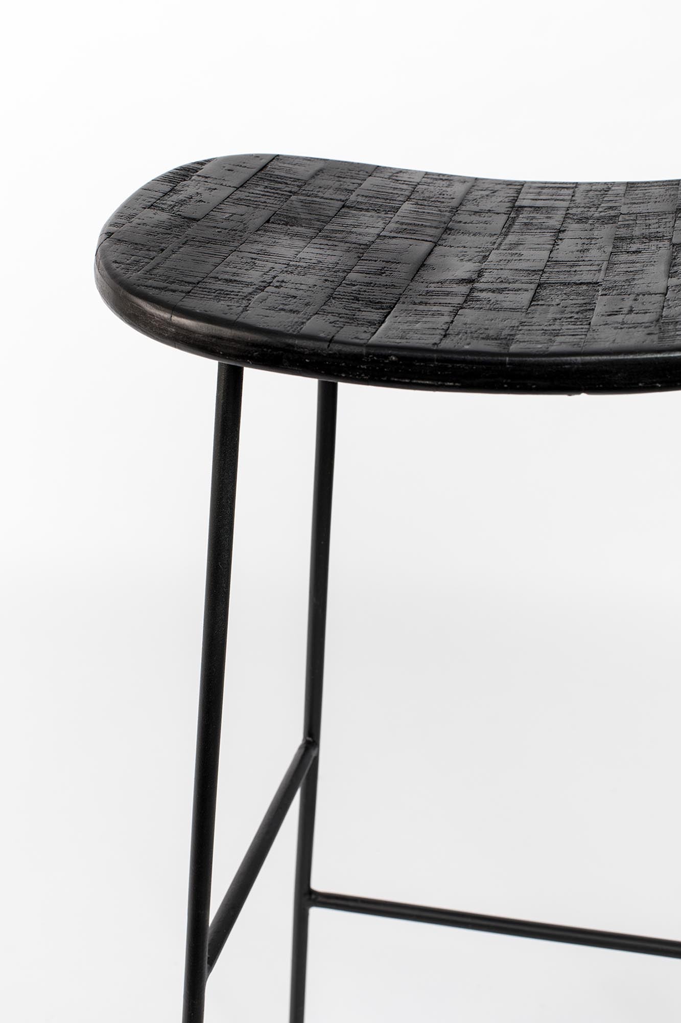 Erleben Sie den eleganten Barstuhl TANGLE von White Label Living – ein komfortabler Hocker mit modernem Design, ideal für Ihre Küche oder Bar.