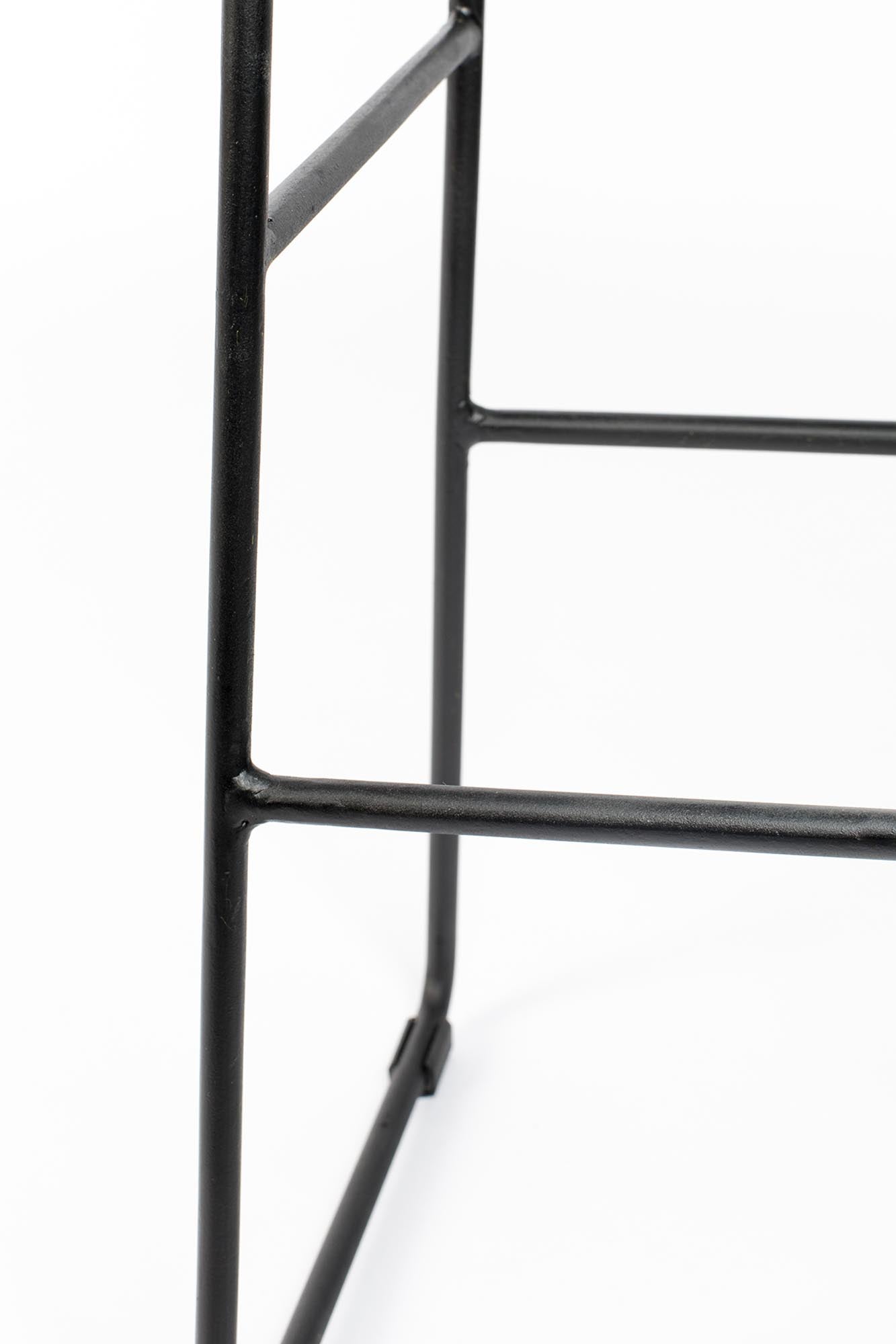 Der Barstuhl TANGLE von White Label Living vereint stilvolles Design und hohen Sitzkomfort – ideal für Ihre moderne Bar oder Küche.