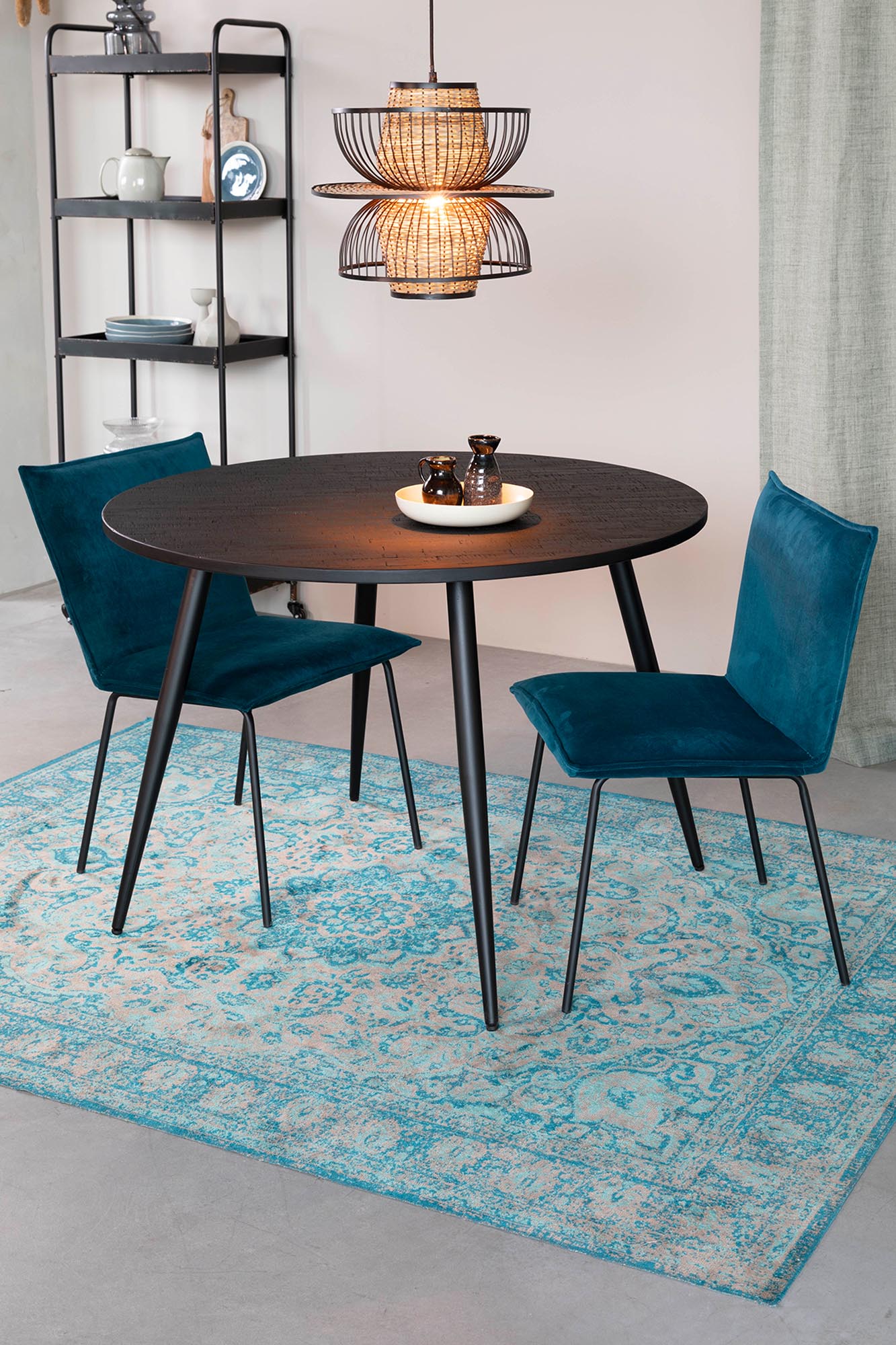 Eleganter Esstisch MO von White Label Living, kombiniert Holz und Metall für einen modernen Look, ideal für stilvolle Essbereiche.