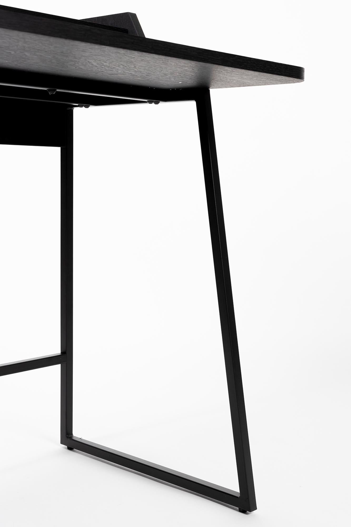 Entdecken Sie den eleganten Schreibtisch GIORGIO von White Label Living – ideal für Ihr Homeoffice mit großzügiger Tischplatte und stilvollem Design.