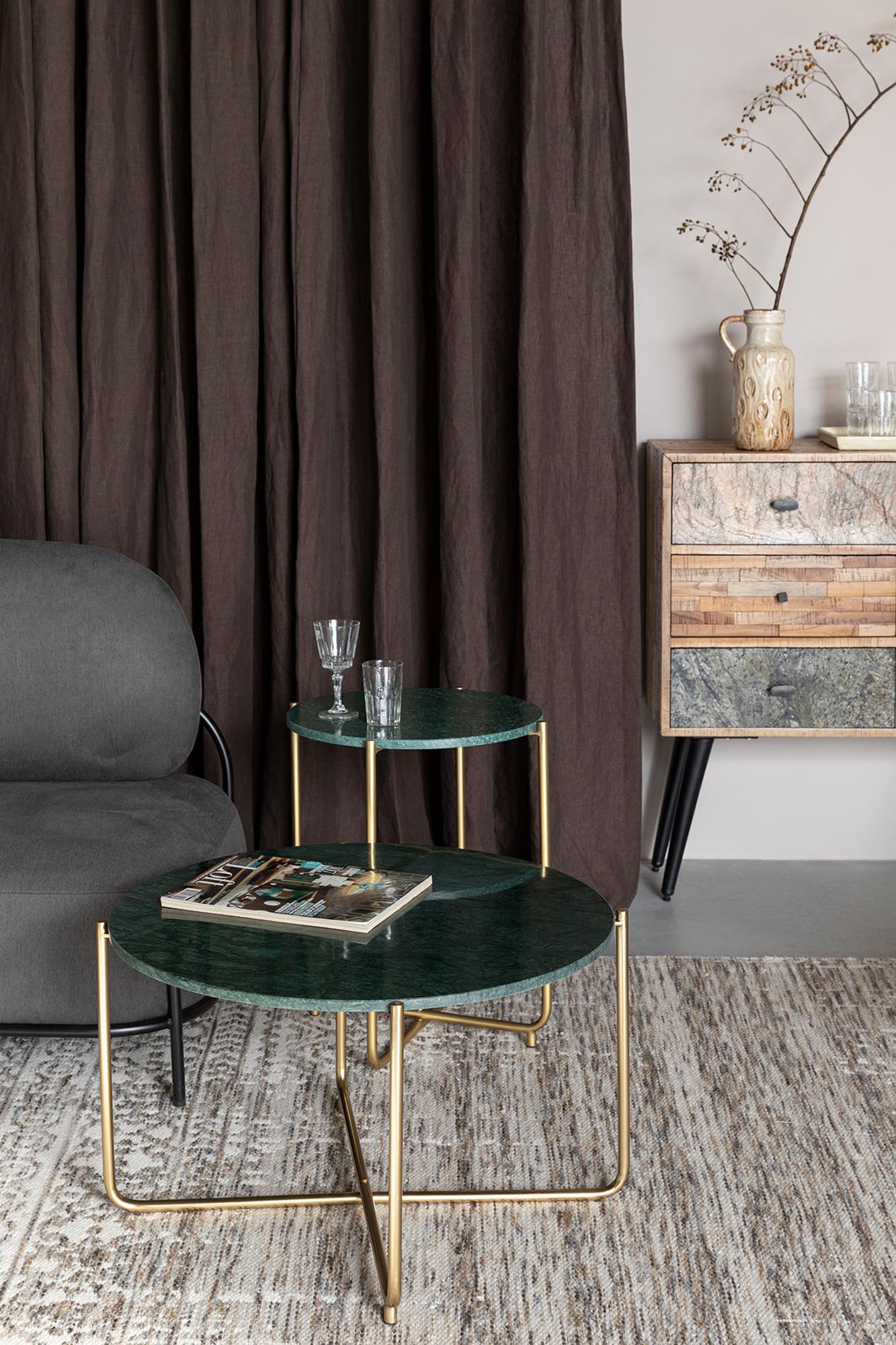 Der stilvolle Beistelltisch TIMPA MARBLE von White Label Living vereint modernes Design und praktische Nutzung – ideal für jedes Zuhause.