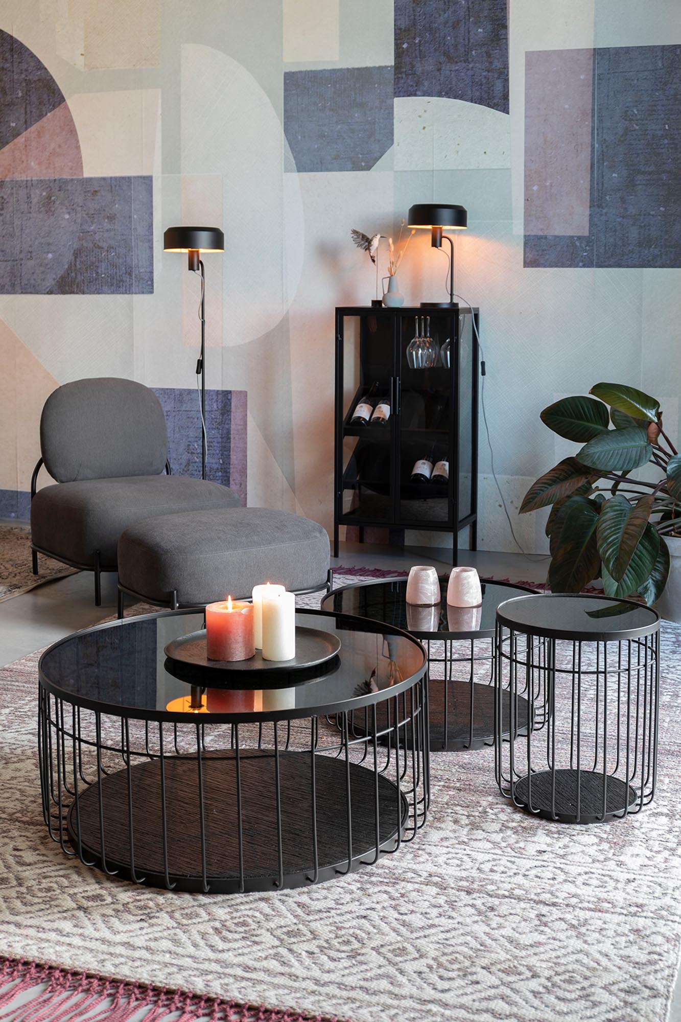 Entdecken Sie den eleganten Beistelltisch LANCE von White Label Living: Ein modernes Möbelstück aus robustem Metall und MDF, ideal für jeden Raum.
