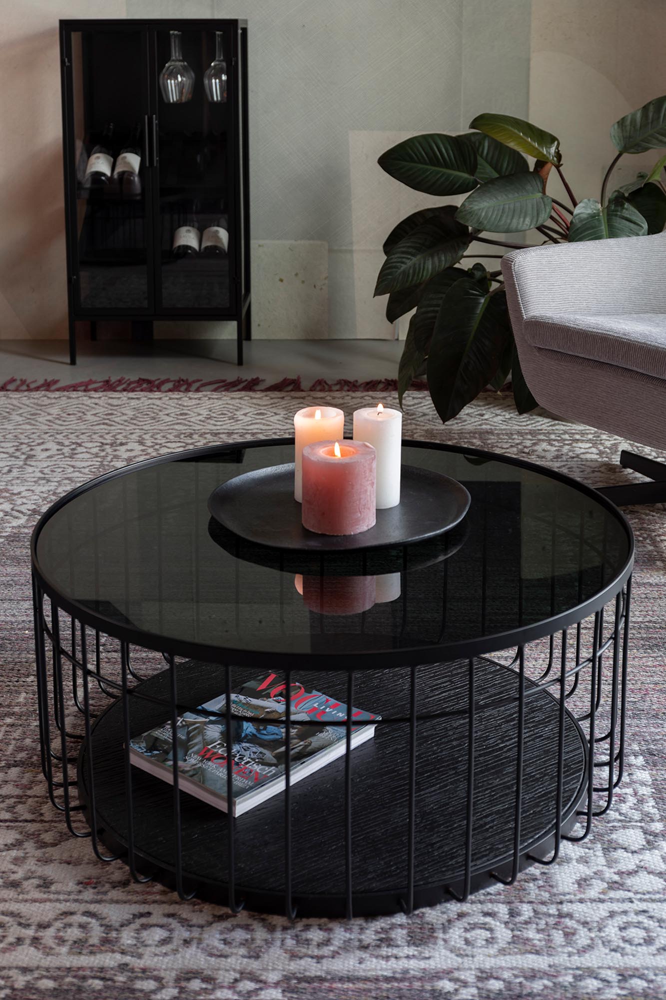 Eleganter Beistelltisch LANCE von White Label Living: stilvolles Design mit robustem Metallgestell und MDF-Oberfläche, perfekt für jedes Zuhause.