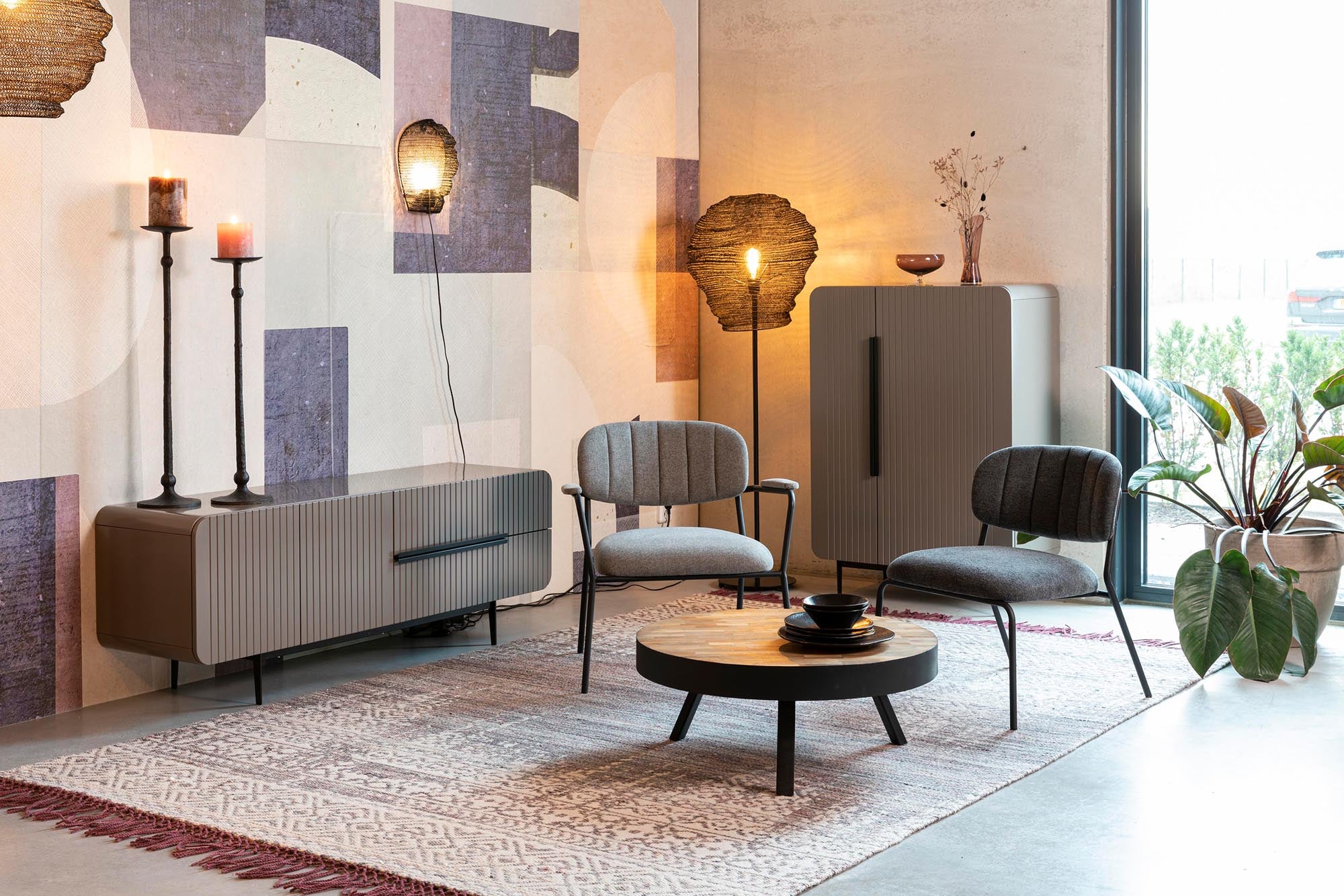 Beistelltisch SURI von White Label Living: Stilvolles Möbelstück, das Eleganz und praktische Nutzung harmonisch vereint.