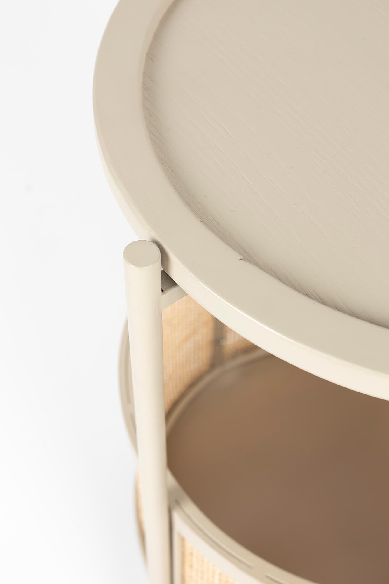 Beistelltisch MAKOTO von White Label Living: Eleganz und Vielseitigkeit für jeden Raum. Pflegeleichte, kratzfeste Tischplatte und modernes Metallgestell.