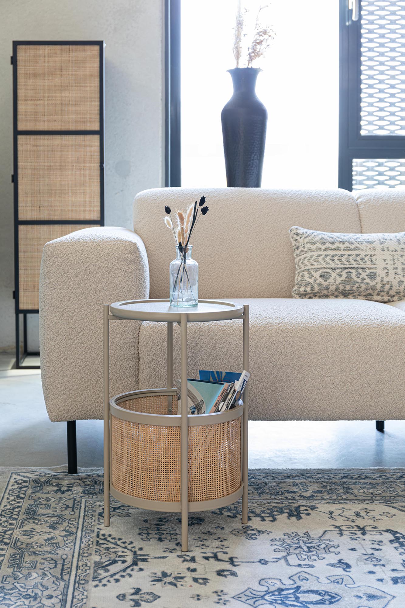 Eleganter Beistelltisch MAKOTO von White Label Living, ideal für moderne Wohnräume und vielseitig einsetzbar.