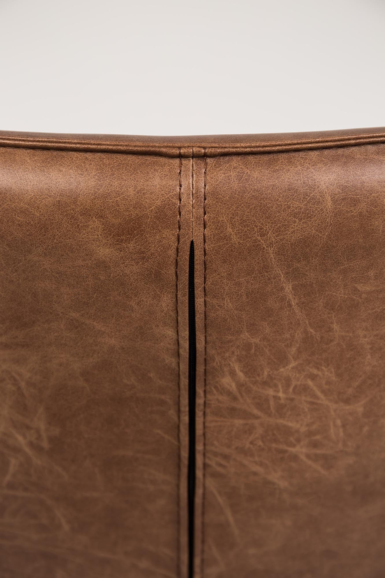 Eleganter Sessel BON von White Label Living mit komfortablen Armlehnen, perfekt für stilvolle Innenräume in neutralem Grau.