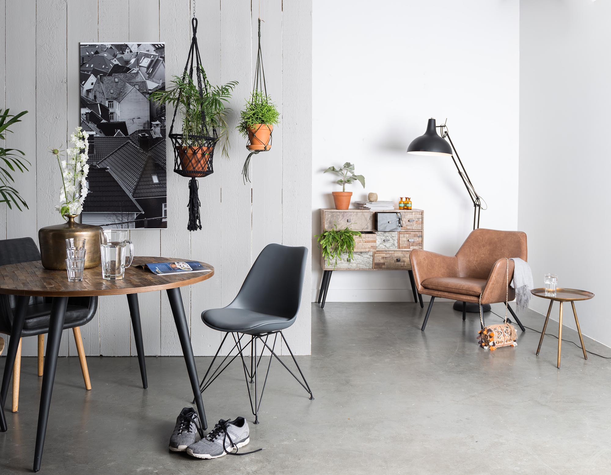 Der stilvolle Sessel BON von White Label Living vereint modernes Design mit optimalem Sitzkomfort und robusten Holzbeinen für jedes Zuhause.