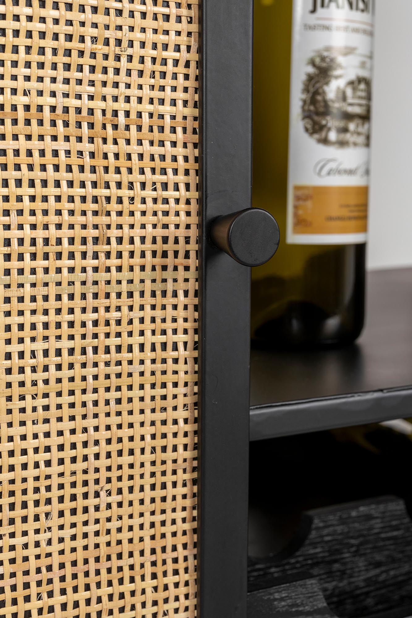 Modernes Weinregal Guuji High von White Label Living, ideal für die ansprechende Lagerung und Präsentation Ihrer Weine.