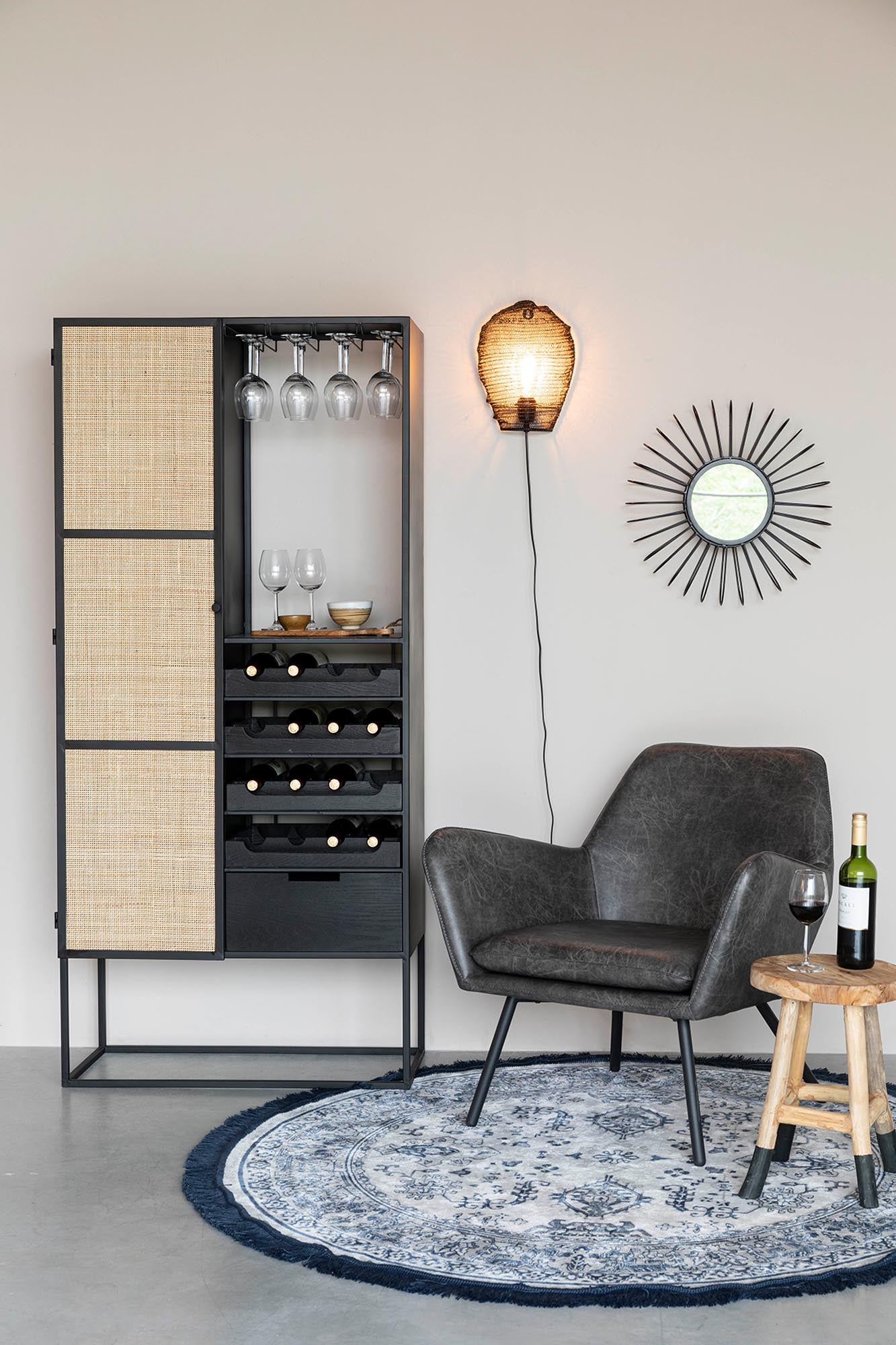 Stilvolles Weinregal Guuji High: Hochwertige Materialien, praktische Lagerung und modernes Design für jeden Weinliebhaber.