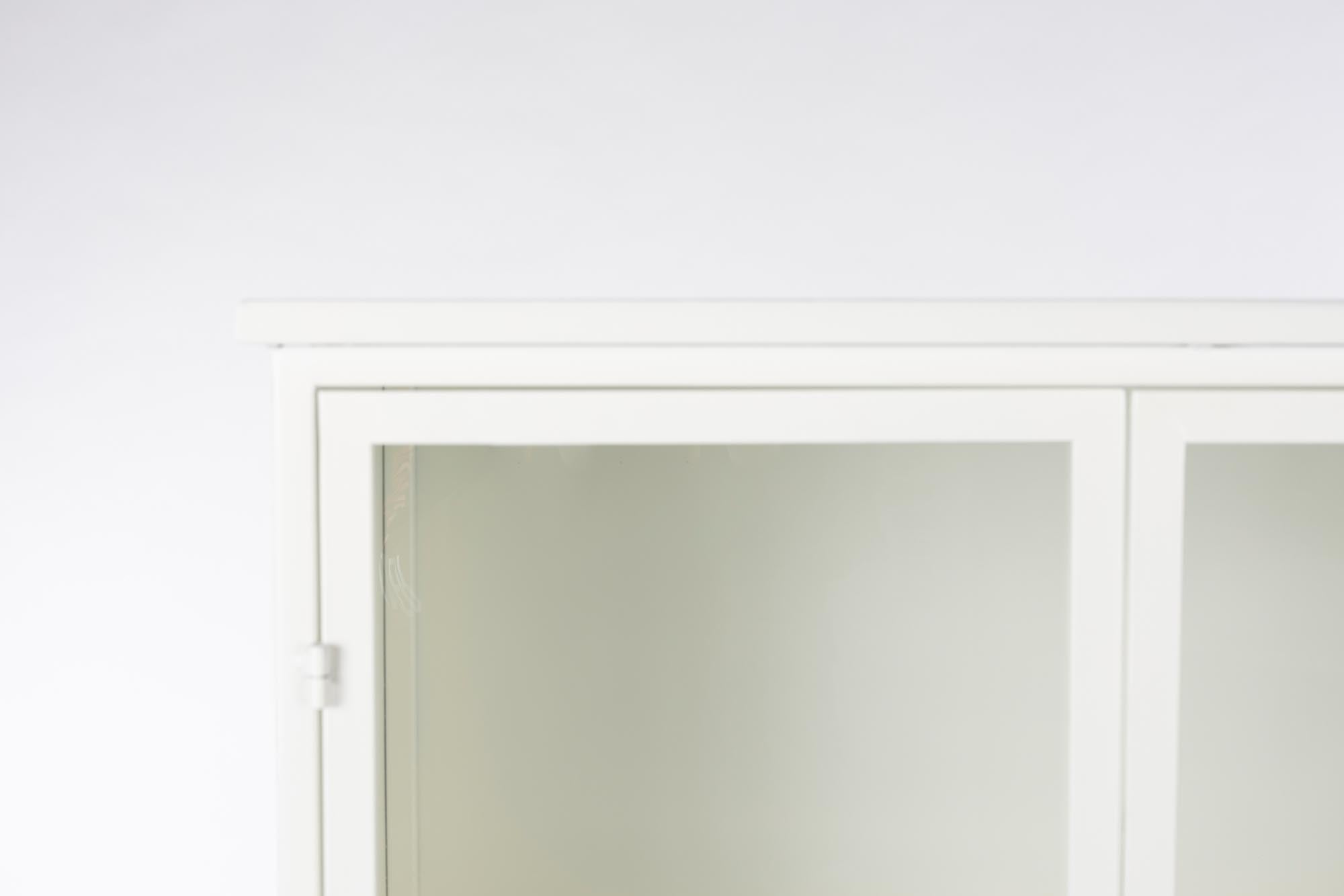 Elegantes Vitrinenschrank MIYA HIGH mit zwei Türen, ideal für stilvolle Aufbewahrung und Präsentation. Maße: 68x35x150cm.