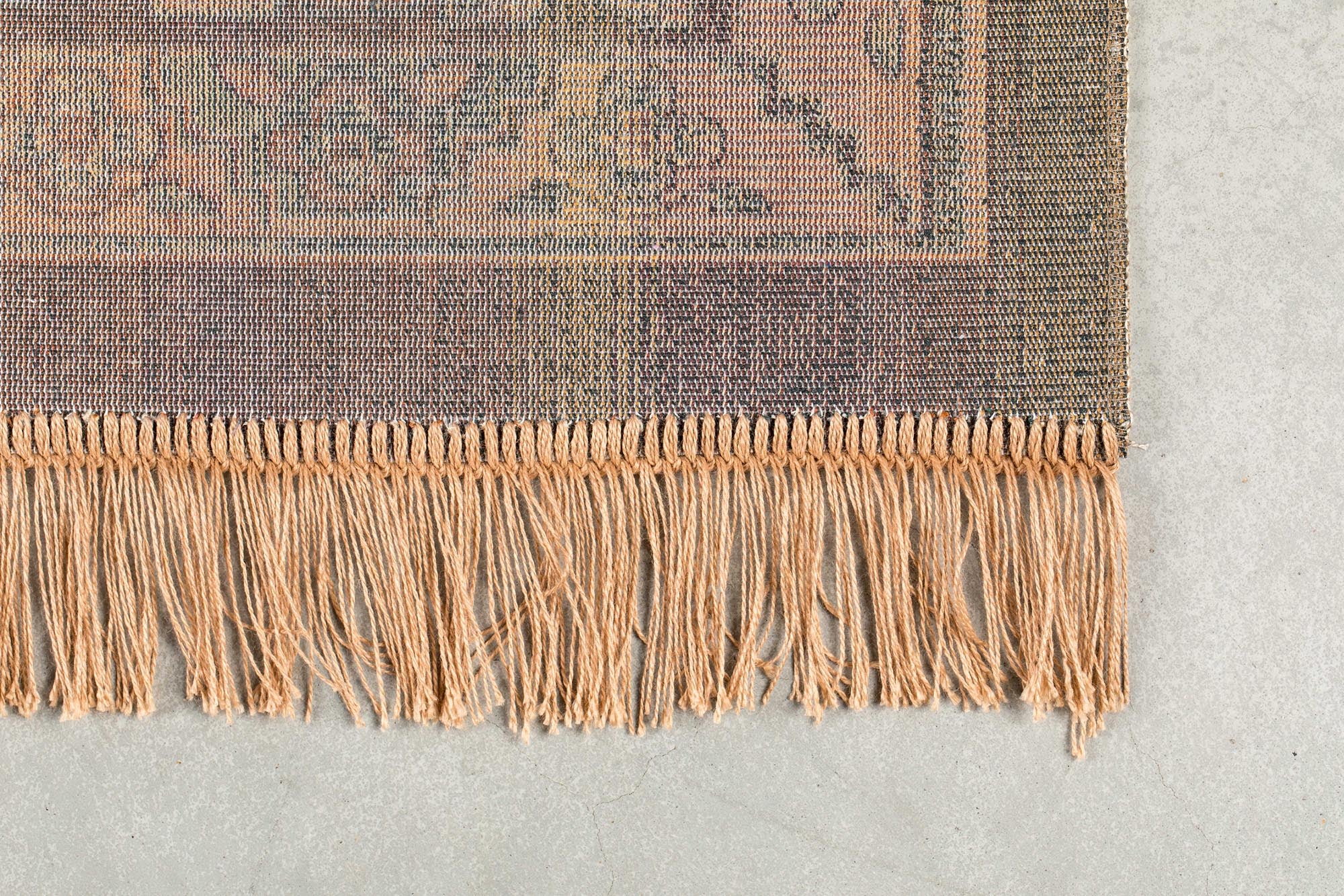 Entdecken Sie den Teppich Raz von White Label Living – ein stilvolles Accessoire, das jedem Raum Eleganz und Komfort verleiht.