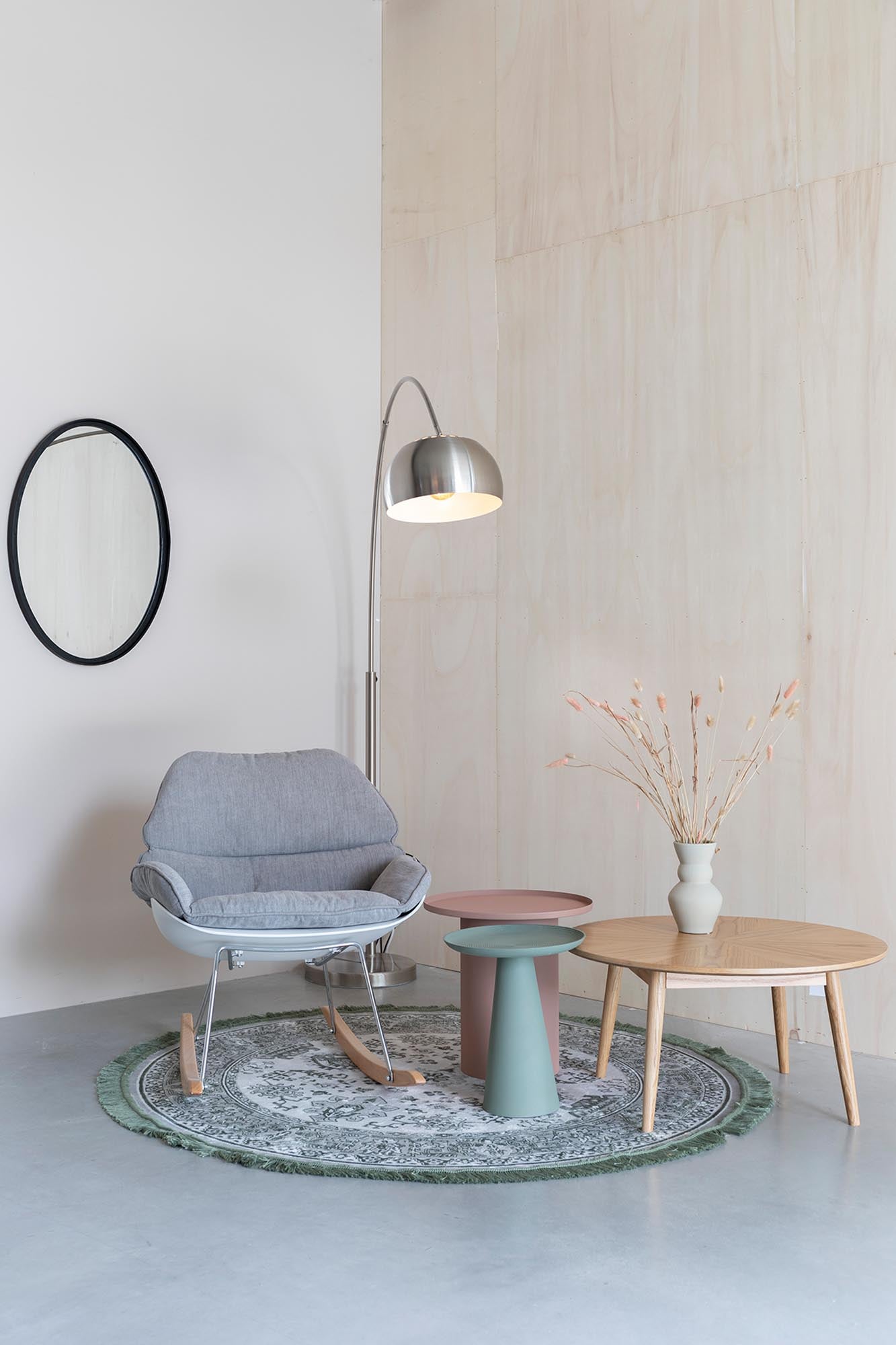 Moderne Stehleuchte Bow von White Label Living mit stilvollem Design und flexiblem Lampenkopf. Perfekt für gemütliche Beleuchtung in jedem Raum.