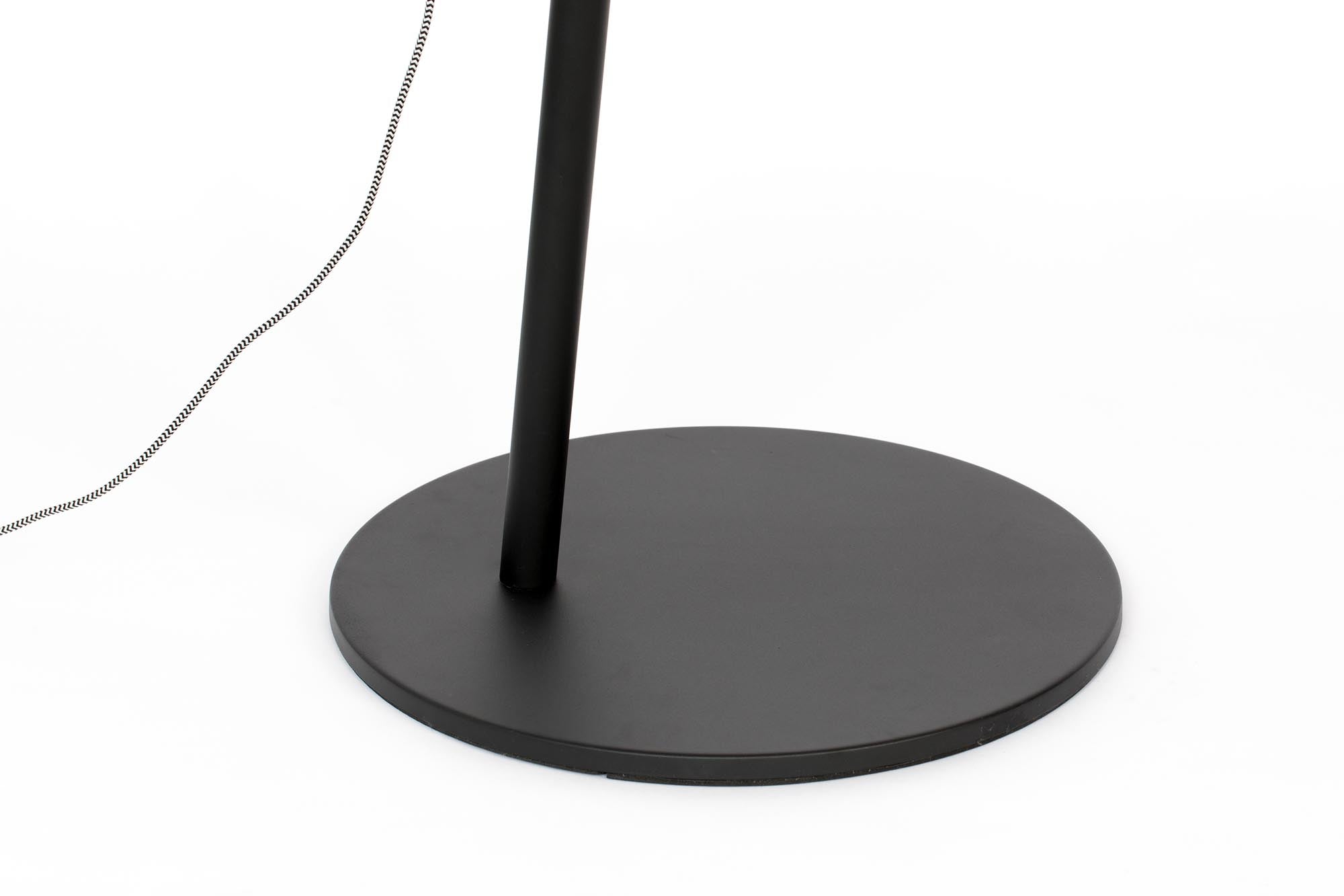Die Stehleuchte TOKIO von White Label Living kombiniert stilvolles Design mit praktischer Lichtlenkung und sorgt für eine gemütliche Wohnatmosphäre.