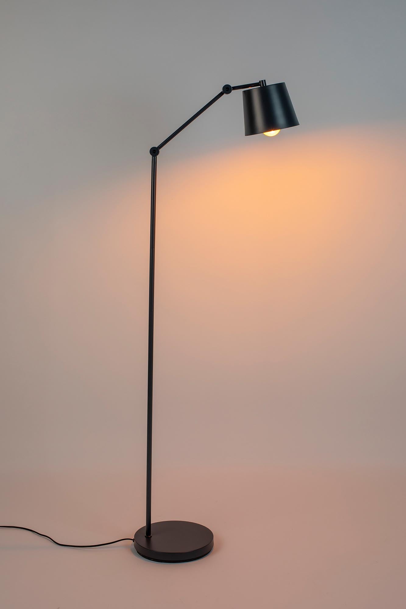 Stehleuchte HAJO: Zeitloses Design von White Label Living.