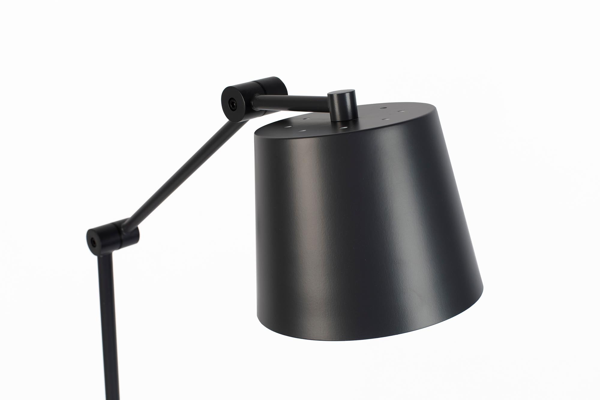 Elegante Stehleuchte HAJO von White Label Living, ideal für eine moderne und gemütliche Wohnatmosphäre.
