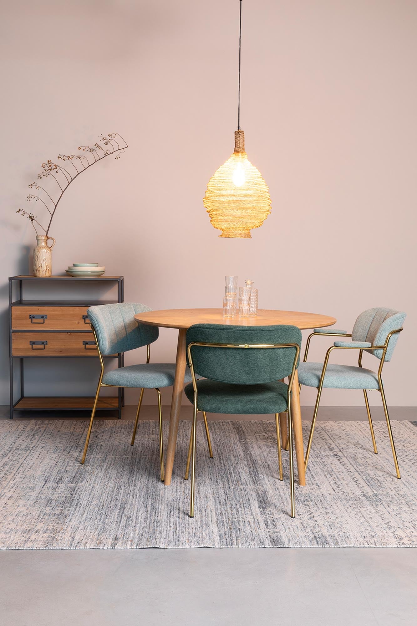 Die Pendelleuchte Lena von White Label Living vereint stilvolle Eleganz mit funktionalem Design. Ideal für stimmungsvolle Beleuchtung in jedem Raum.