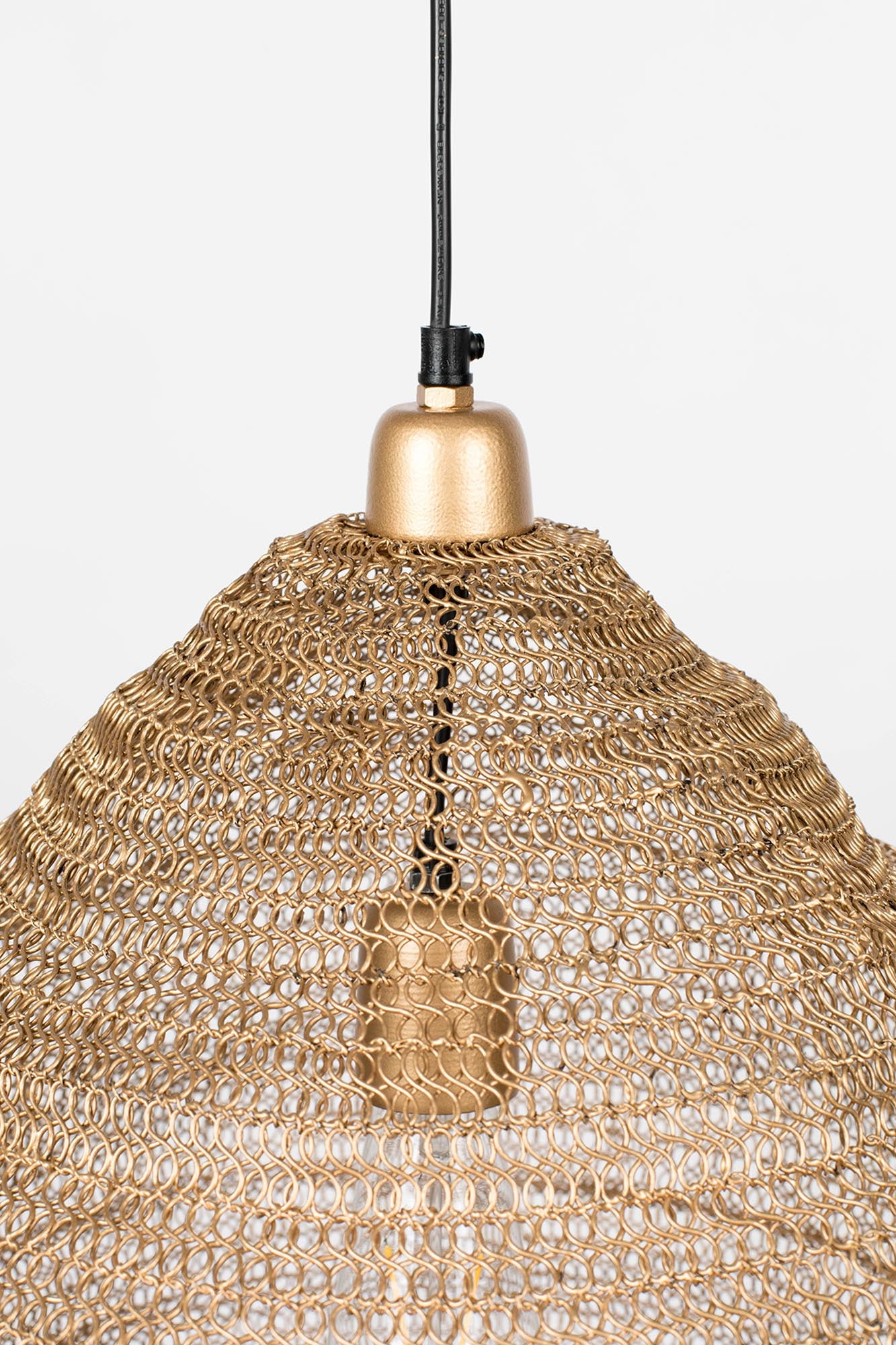 Die Pendelleuchte Lena von White Label Living vereint modernes Design und stilvolle Eleganz, ideal für gemütliche Wohnambiente.
