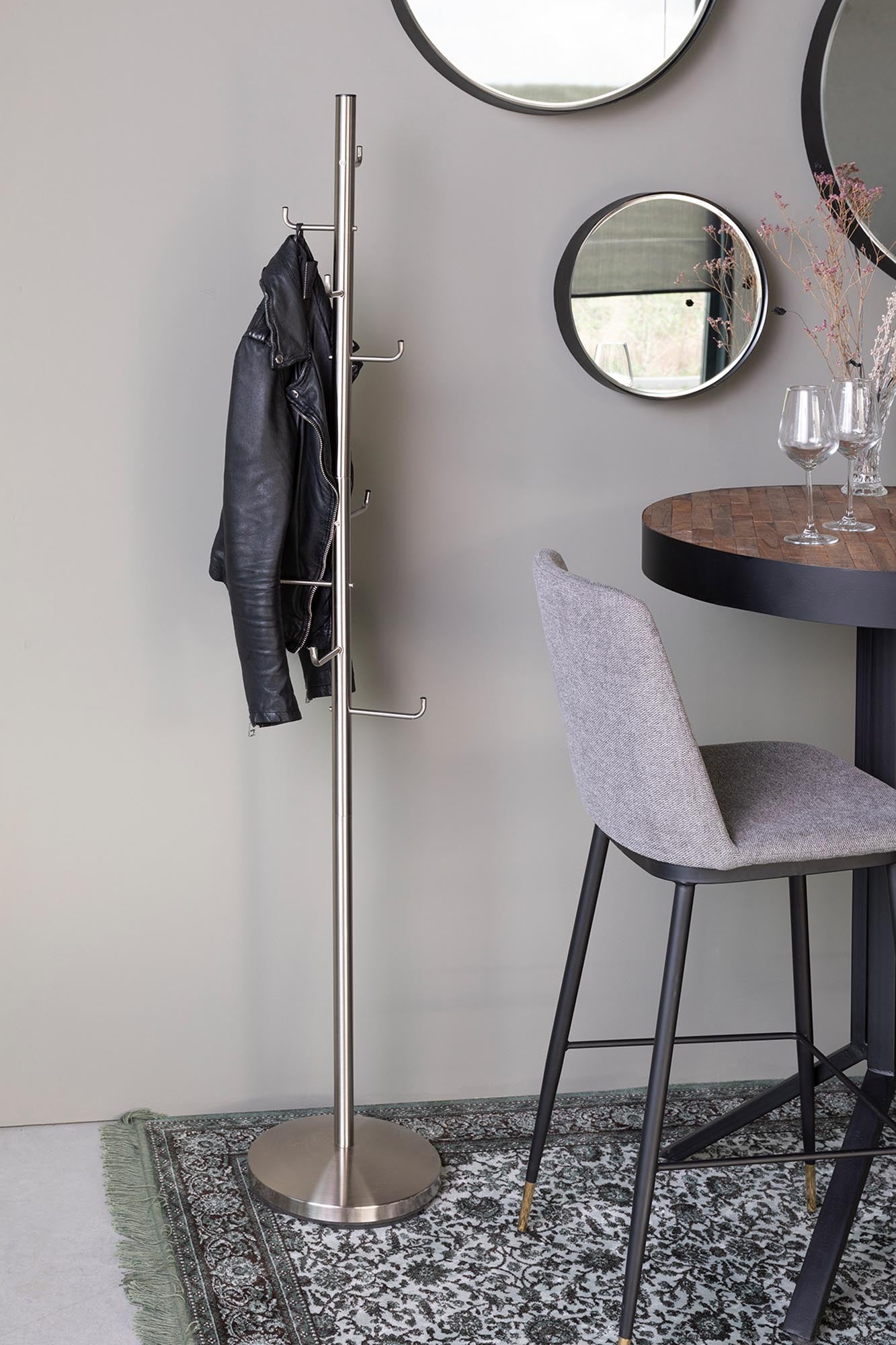 Stylischer Kleiderständer HOOKED von White Label Living, ideal zur Aufbewahrung und Präsentation Ihrer Kleidung in jedem Raum.