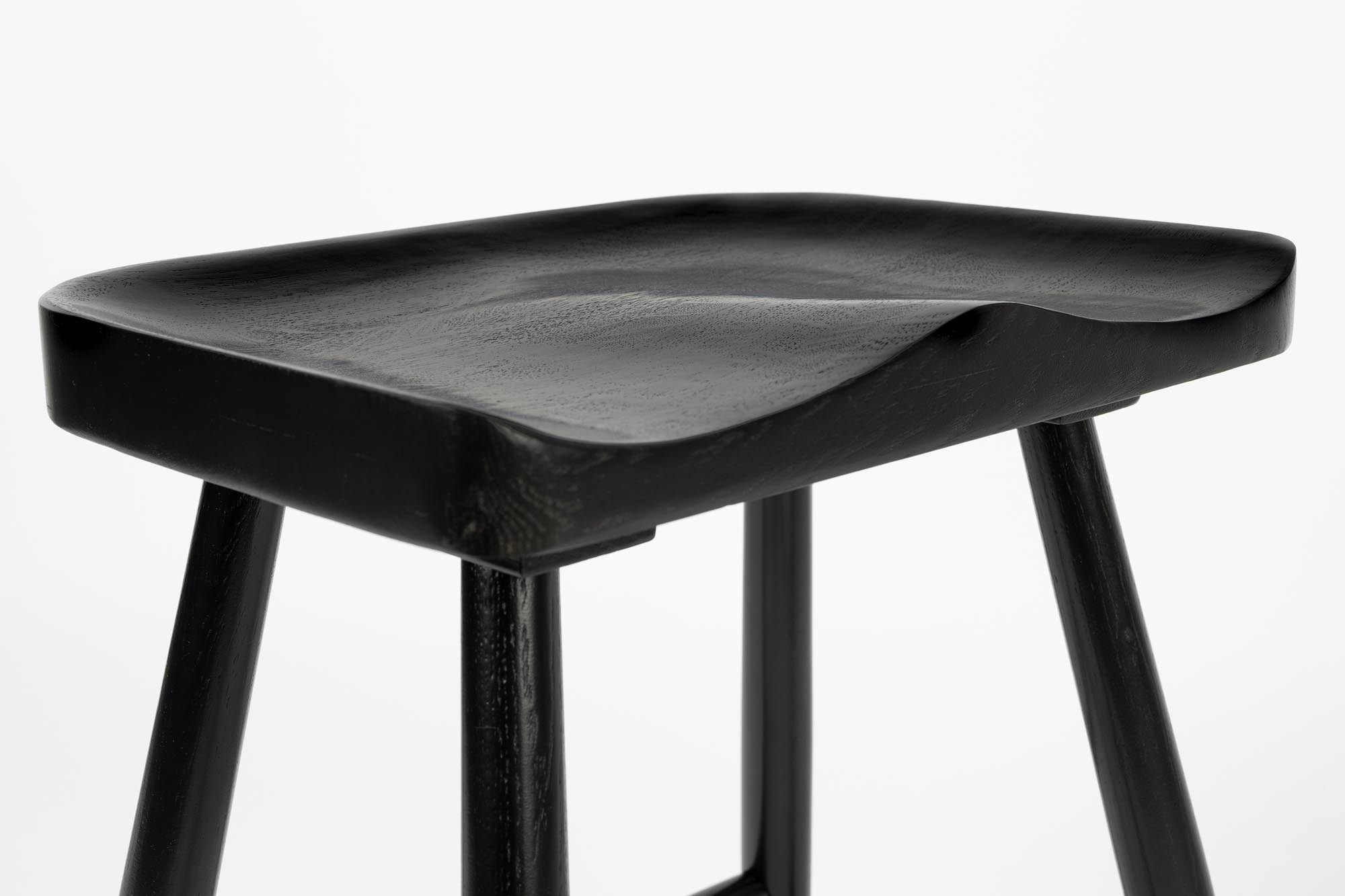 Entdecken Sie den Hocker VANDER von White Label Living – ein elegantes Möbelstück, das Funktionalität und modernes Design vereint.