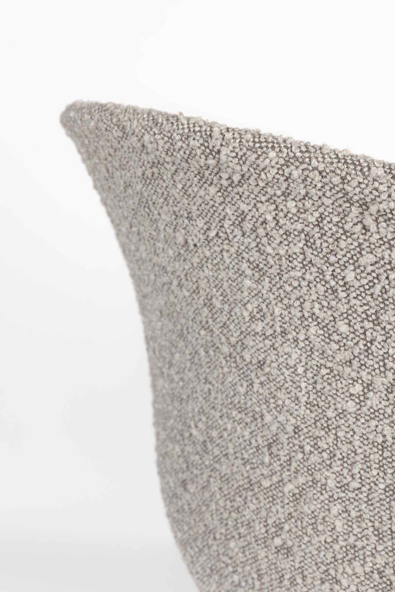 Moderner Stuhl Charly von White Label Living: Bequeme Sitzfläche, ansprechende Form und vielseitig einsetzbar in Wohn- und Essbereichen.