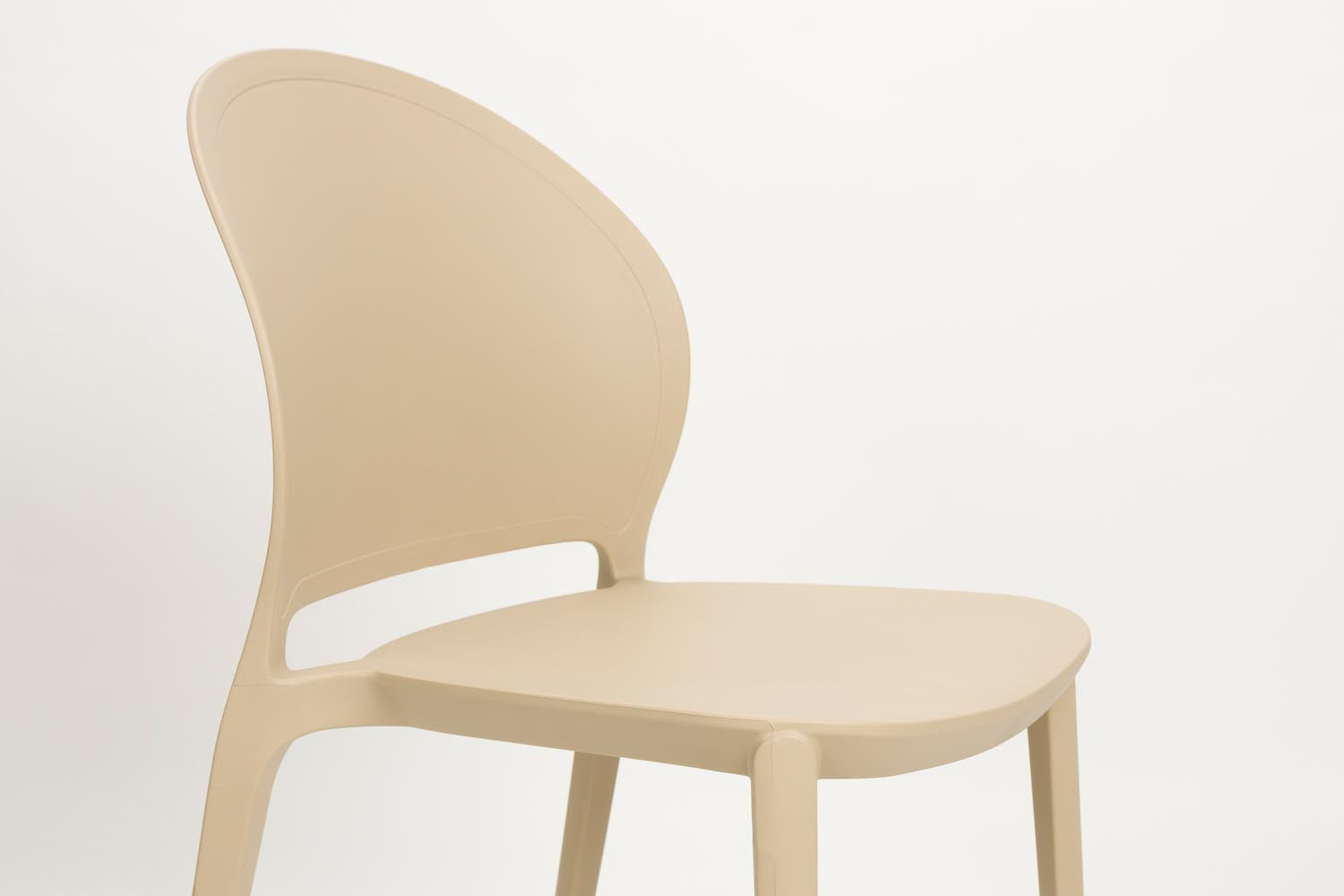 Entdecken Sie den Outdoor-Stuhl Sjoerd Beige von White Label Living – wetterfest, modern und ideal für Garten, Terrasse und Balkon.