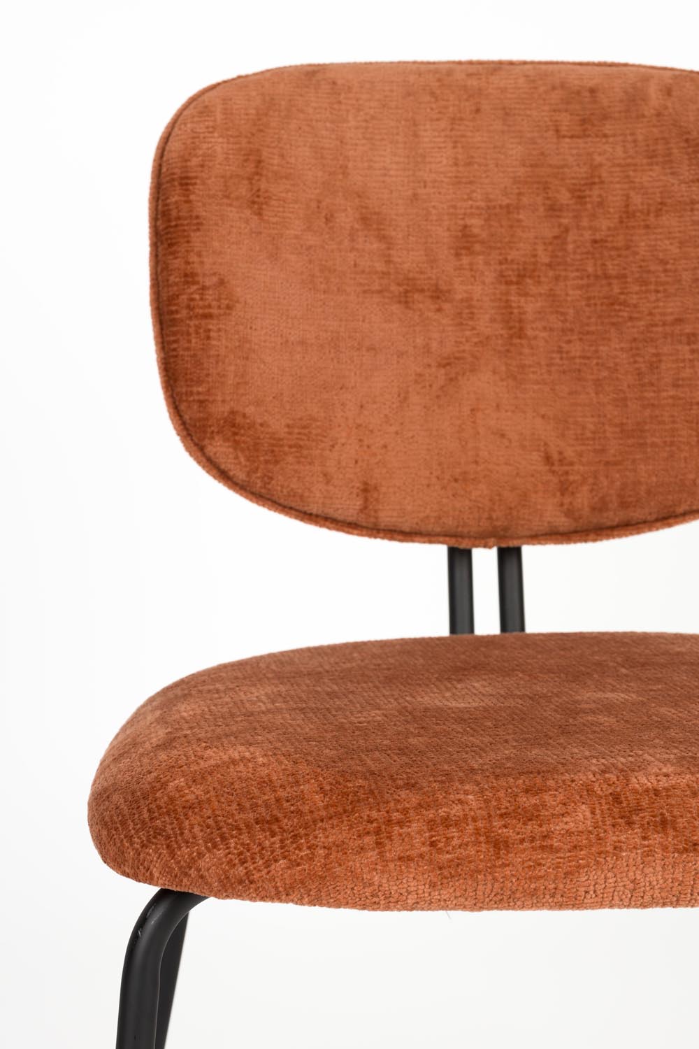 Entdecken Sie den Stuhl Bouton Terra von White Label Living – ein elegantes Möbelstück, das Stil, Komfort und Funktionalität vereint.