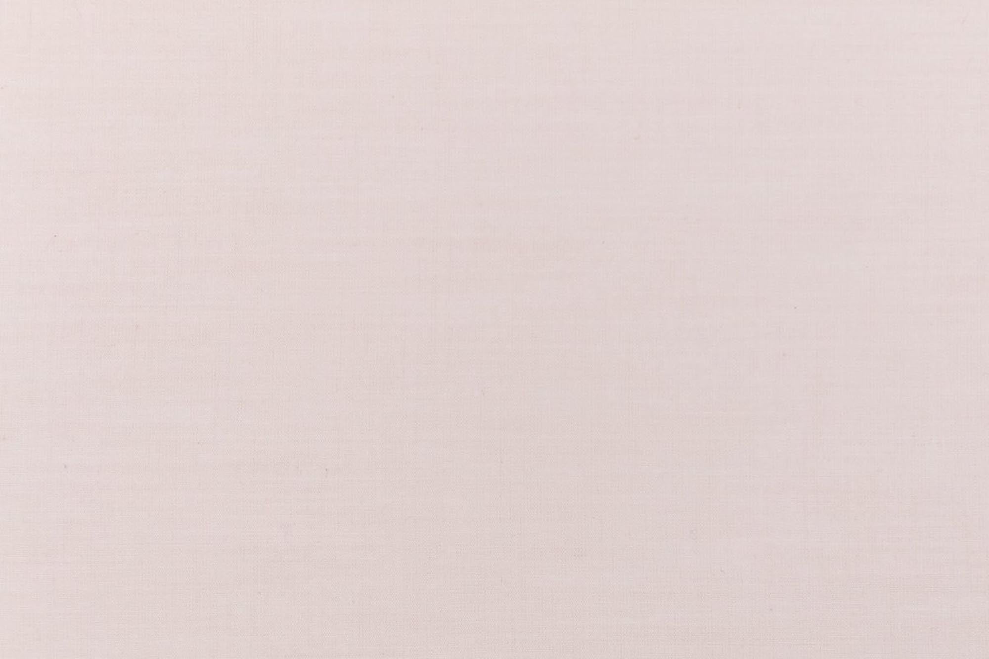 Eleganter rosa Vorhang aus ägyptischer Baumwolle von ZigZagZurich, ideal für stilvolle Fensterdekoration und einladendes Wohnambiente.