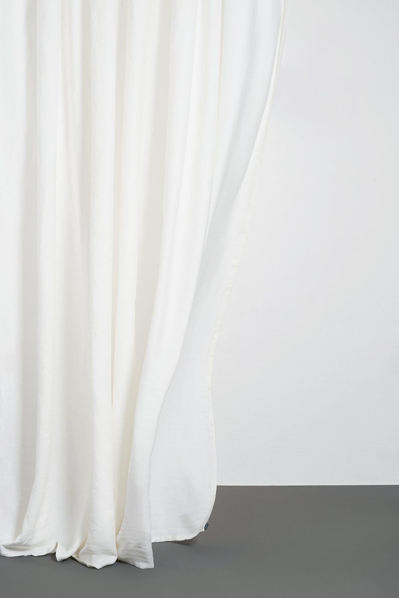 Stilvoller zweifarbiger Vorhang in Stonewashed Weiss von ZigZagZurich, ideal für moderne Wohnräume und gemütliche Akzente.