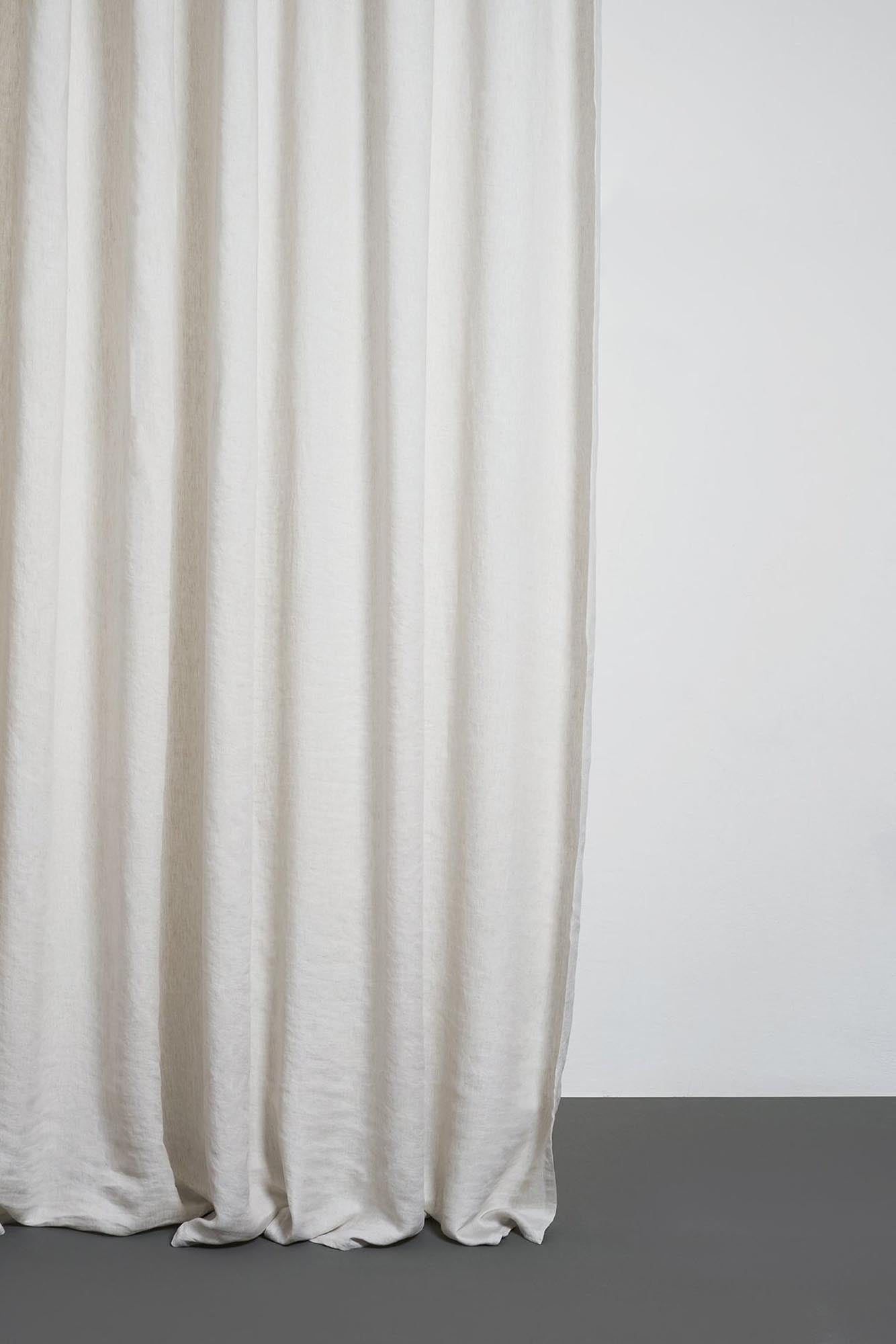 Eleganter zweifarbiger Vorhang aus stonewashed Naturleinen, ideal für stilvolle Fensterdekoration und gemütliche Wohnräume.