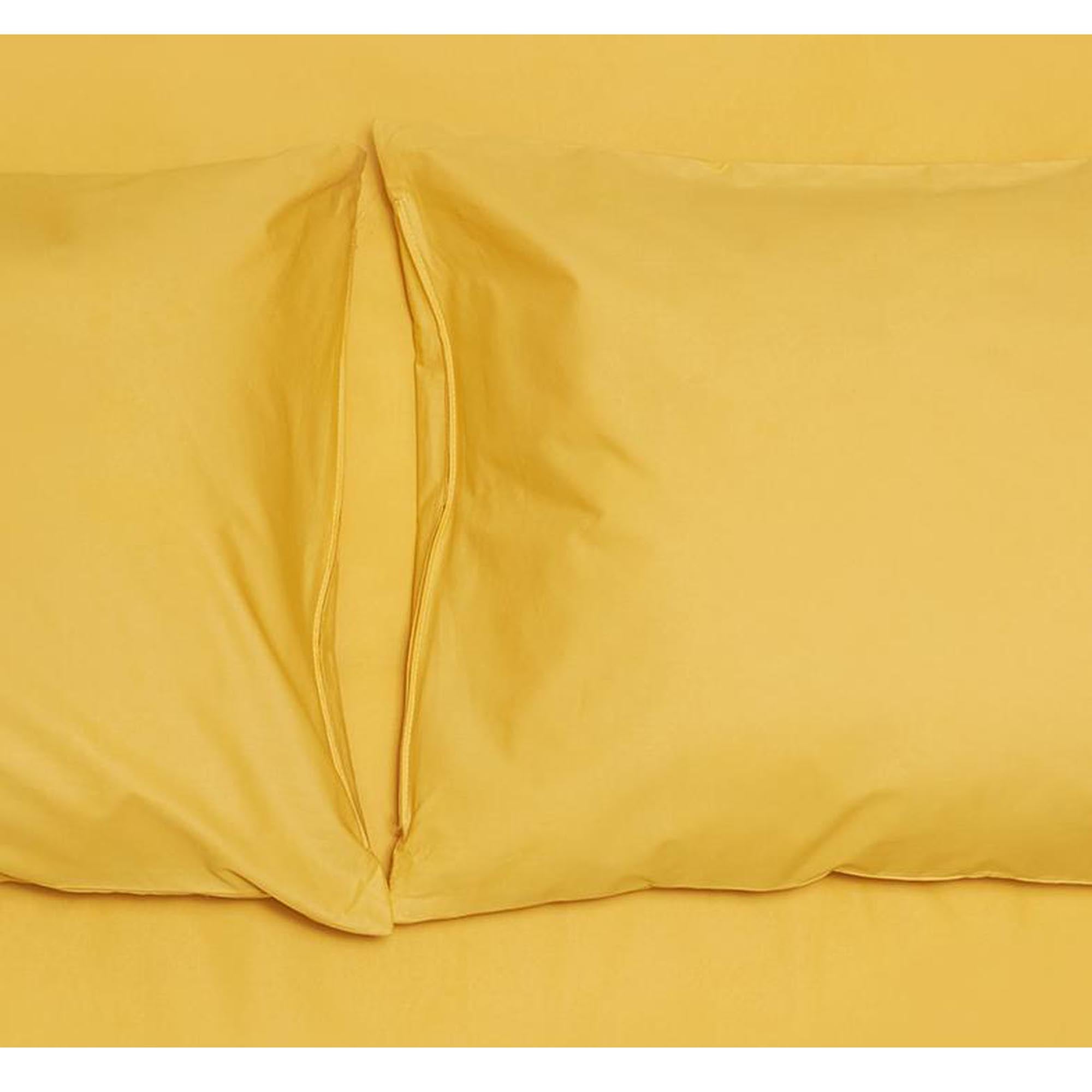 Eleganter Kissenbezug aus feinem Perkal von ZigZagZurich, ideal für stilvolle Akzente und höchsten Komfort im Schlafzimmer.