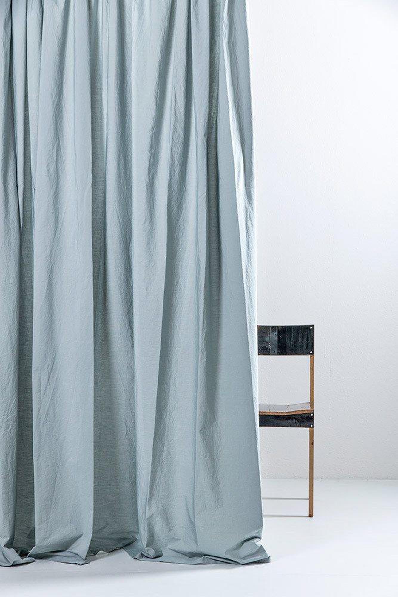 Hochwertiger blauer Vorhang aus ägyptischer Baumwolle von ZigZagZurich, perfekt für eine elegante Raumgestaltung und gemütliche Akzente.