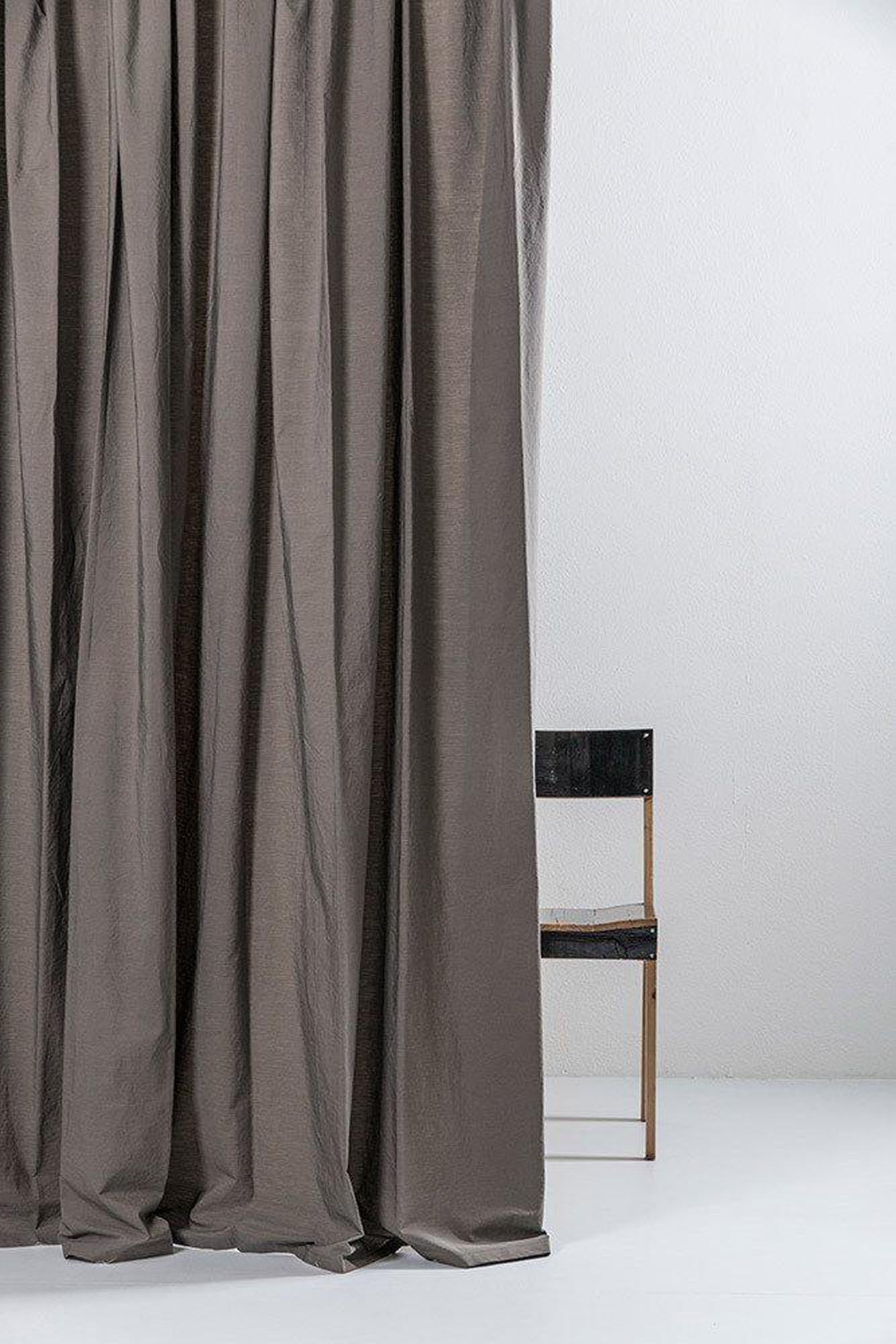 Eleganter grauer Vorhang aus ägyptischer Baumwolle, ideal für stilvolle Innenräume und sorgt für eine gemütliche Atmosphäre.