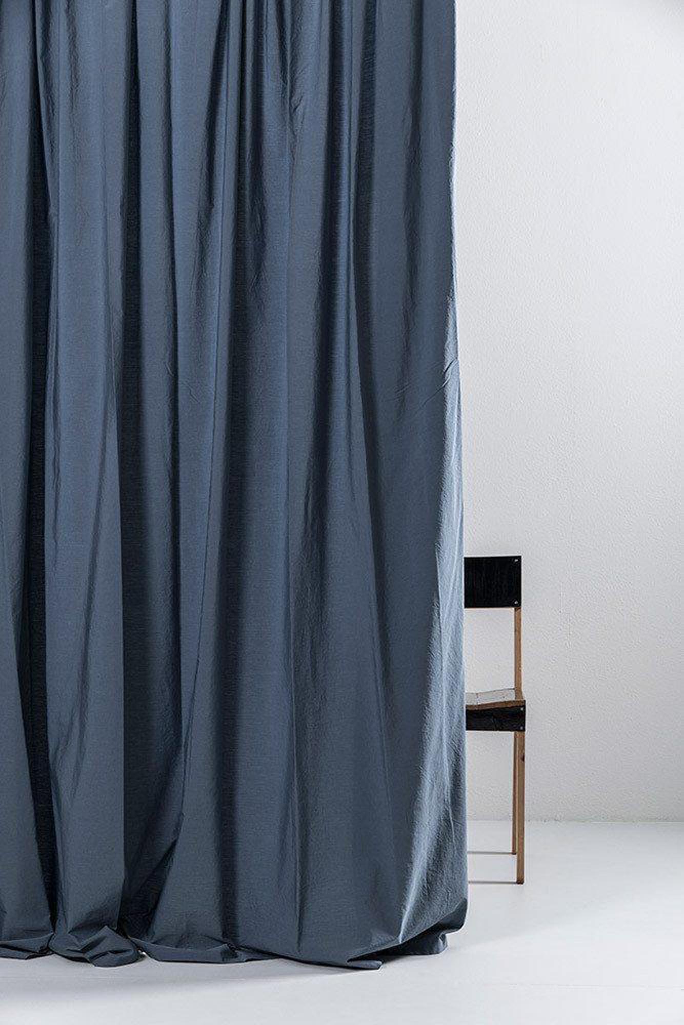 Hochwertiger blauer Vorhang aus ägyptischer Baumwolle von ZigZagZurich, perfekt für eine moderne und elegante Raumgestaltung.
