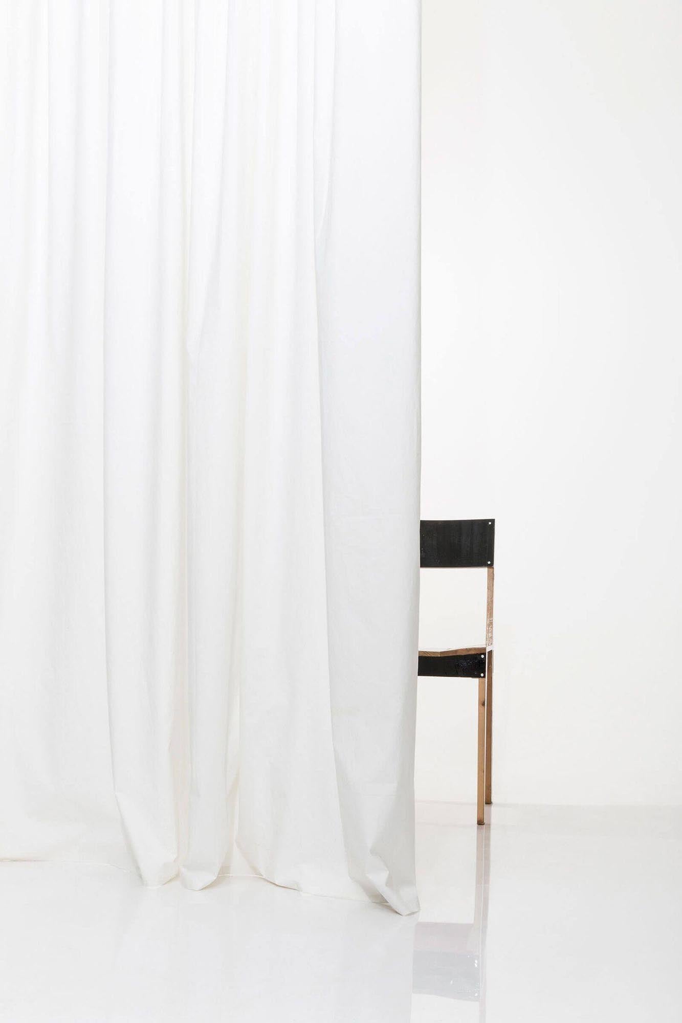 Eleganter Vorhang aus hochwertiger ägyptischer Baumwolle in harmonischen Weiß- und Sandnuancen, perfekt für moderne Innenräume.
