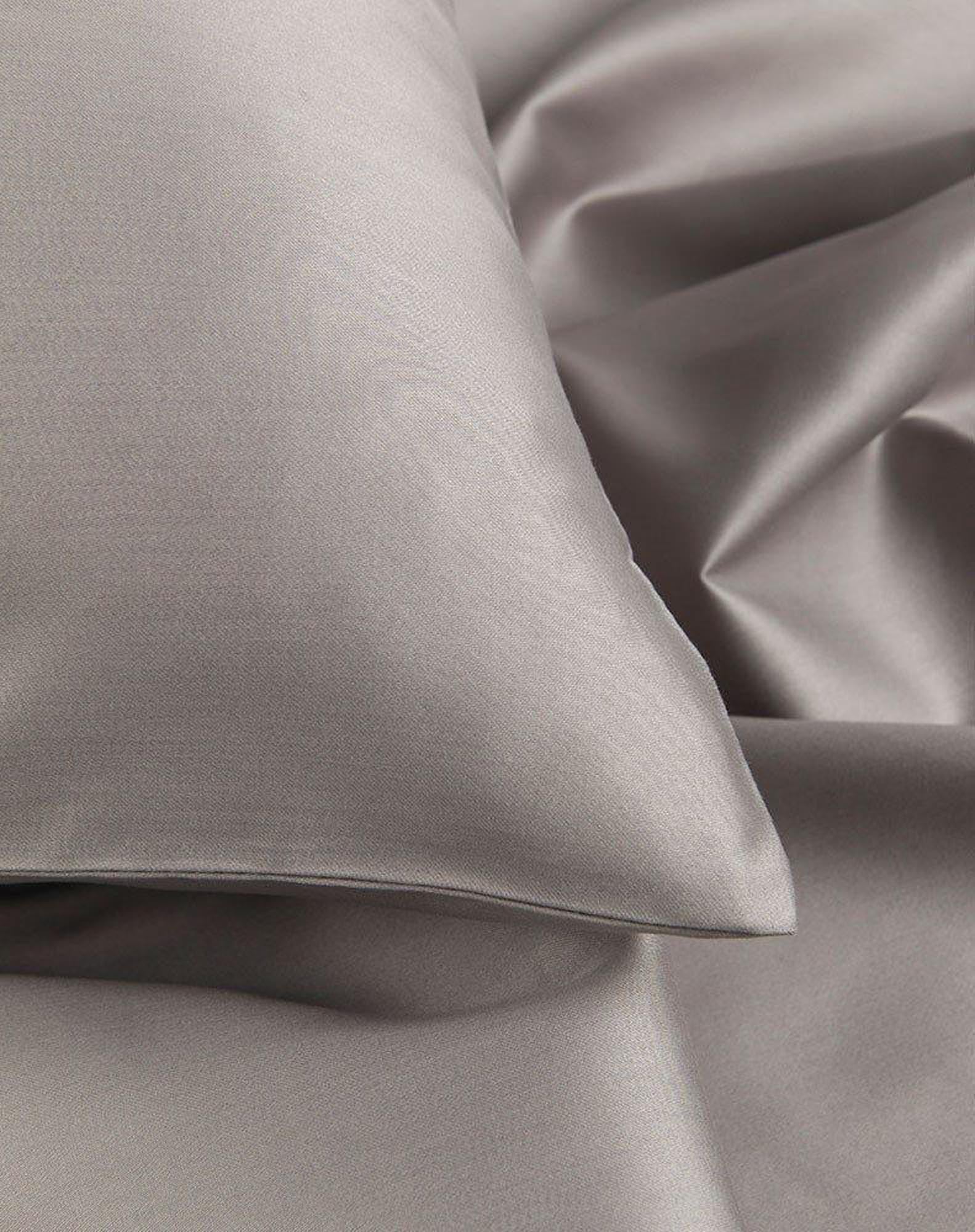 Elegantes Satin-Fixleintuch von ZigZagZurich, das Ihrem Schlafzimmer einen Hauch von Luxus verleiht und für erholsame Nächte sorgt.