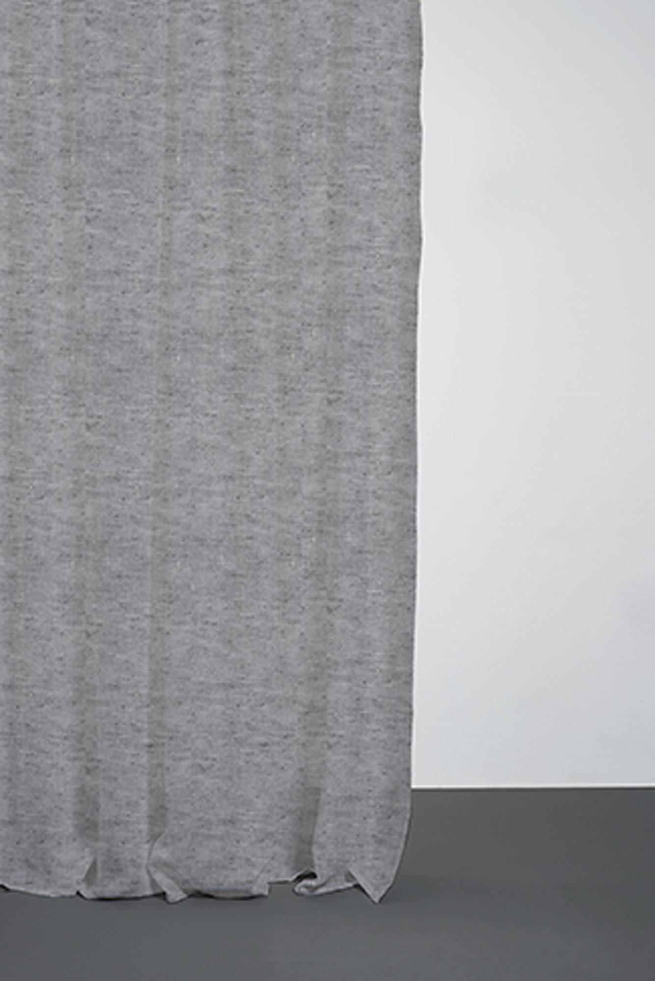 Stilvoller Leinenvorhang von ZigZagZurich, gefertigt aus feinstem italienischen Leinen, perfekt für eine elegante Raumgestaltung.