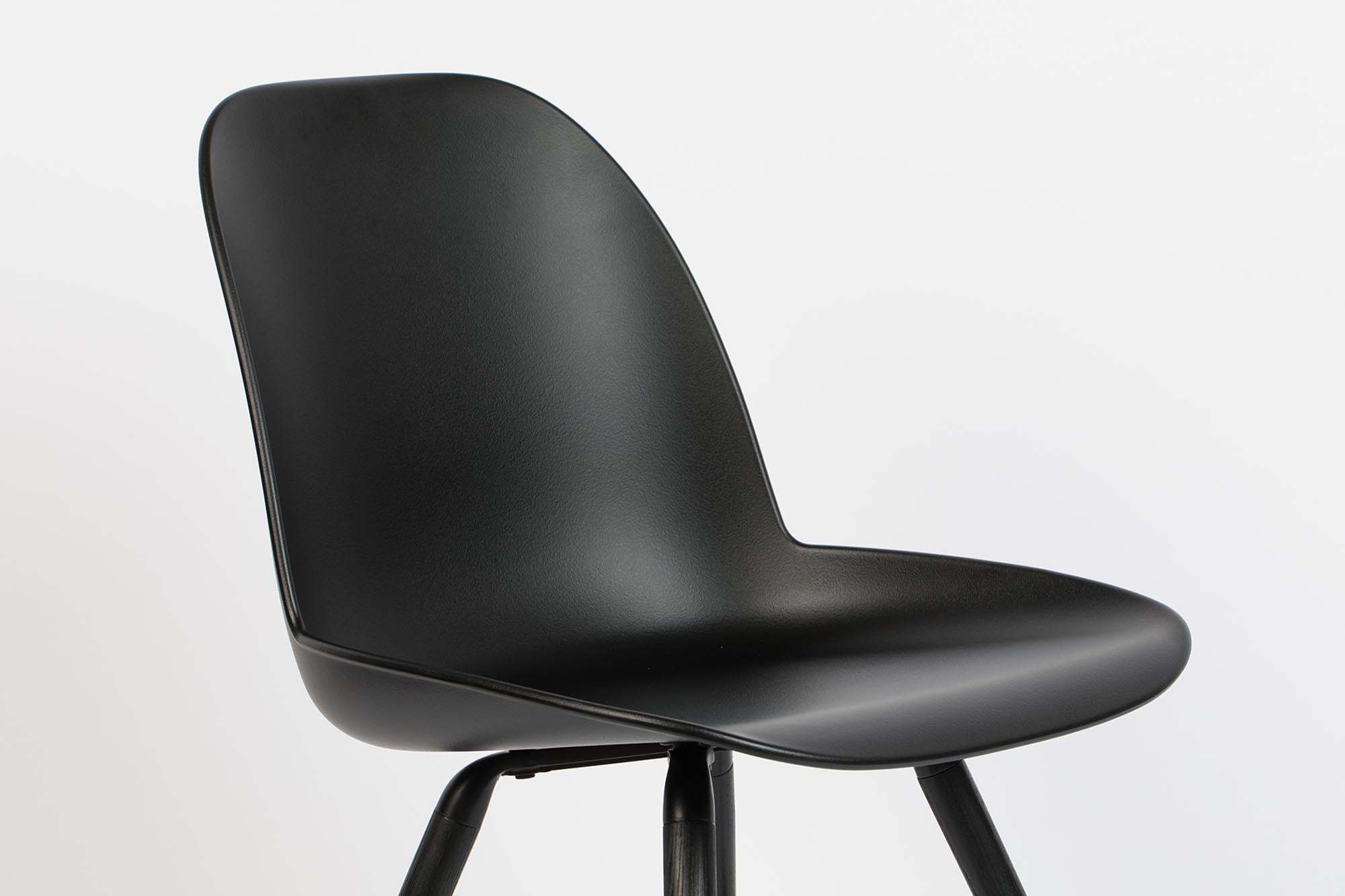 Der Albert Kuip Stuhl von Zuiver vereint modernes Design mit hohem Sitzkomfort – ideal für Ihr Zuhause oder Büro.