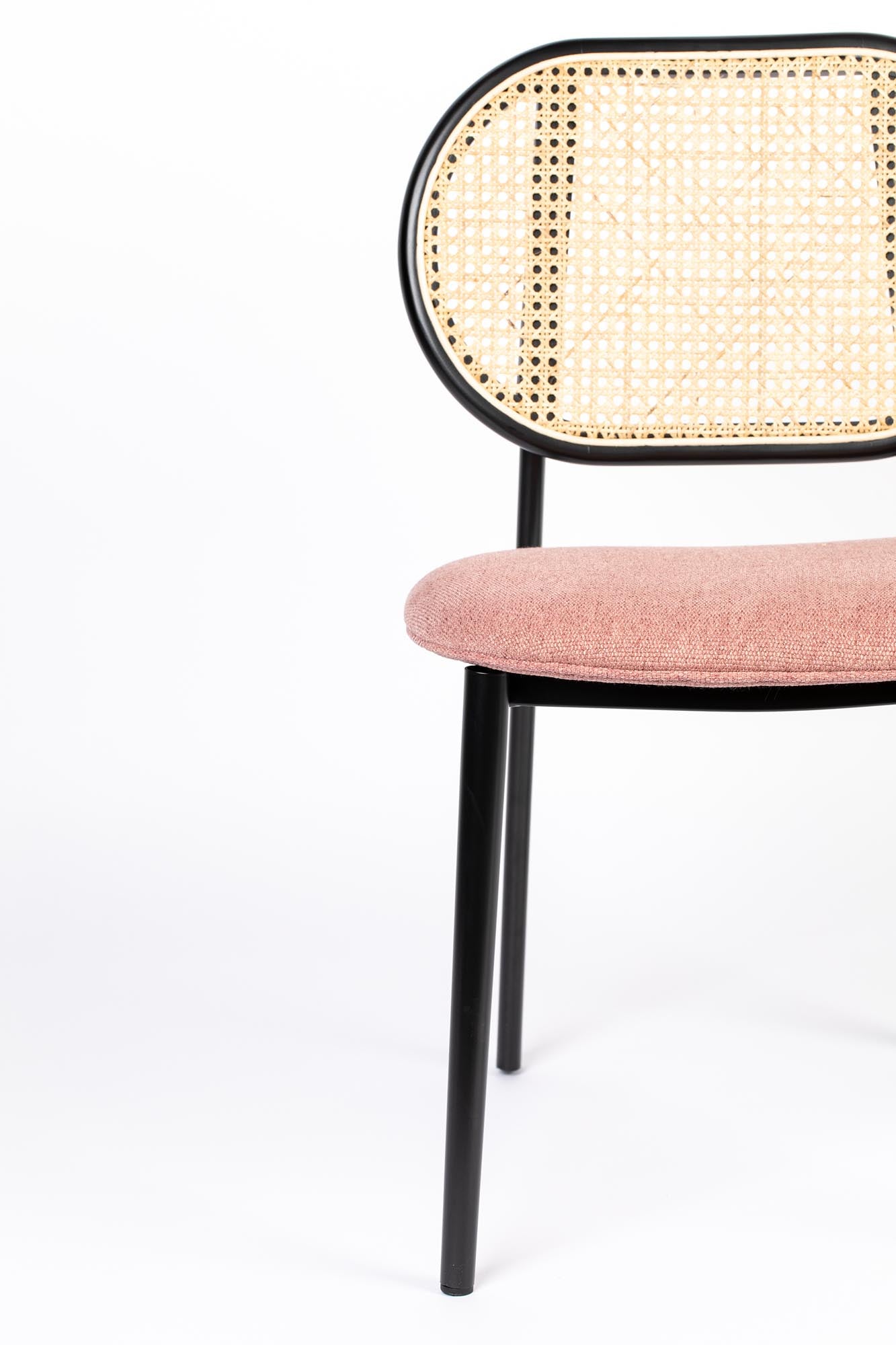 Erleben Sie den Stuhl Spike von Zuiver – ein moderner, robuster Stuhl mit stilvollem Design und individueller Anpassungsmöglichkeit für Ihr Zuhause.