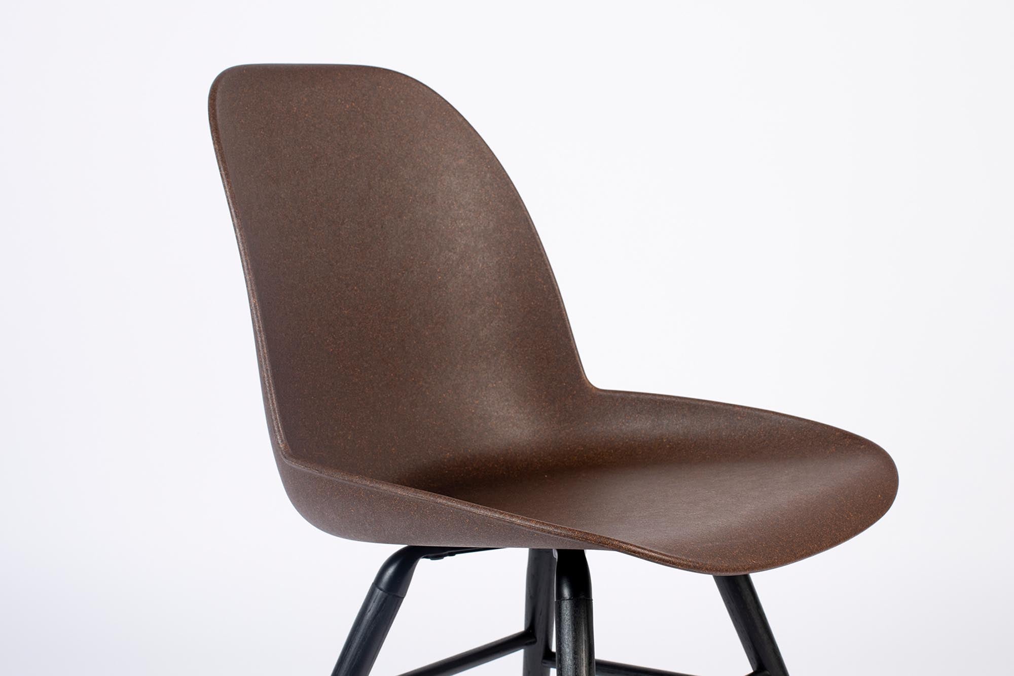 Eleganter Albert Kuip Stuhl von Zuiver, der modernes Design und hohen Komfort für stilvolle Wohnräume bietet.