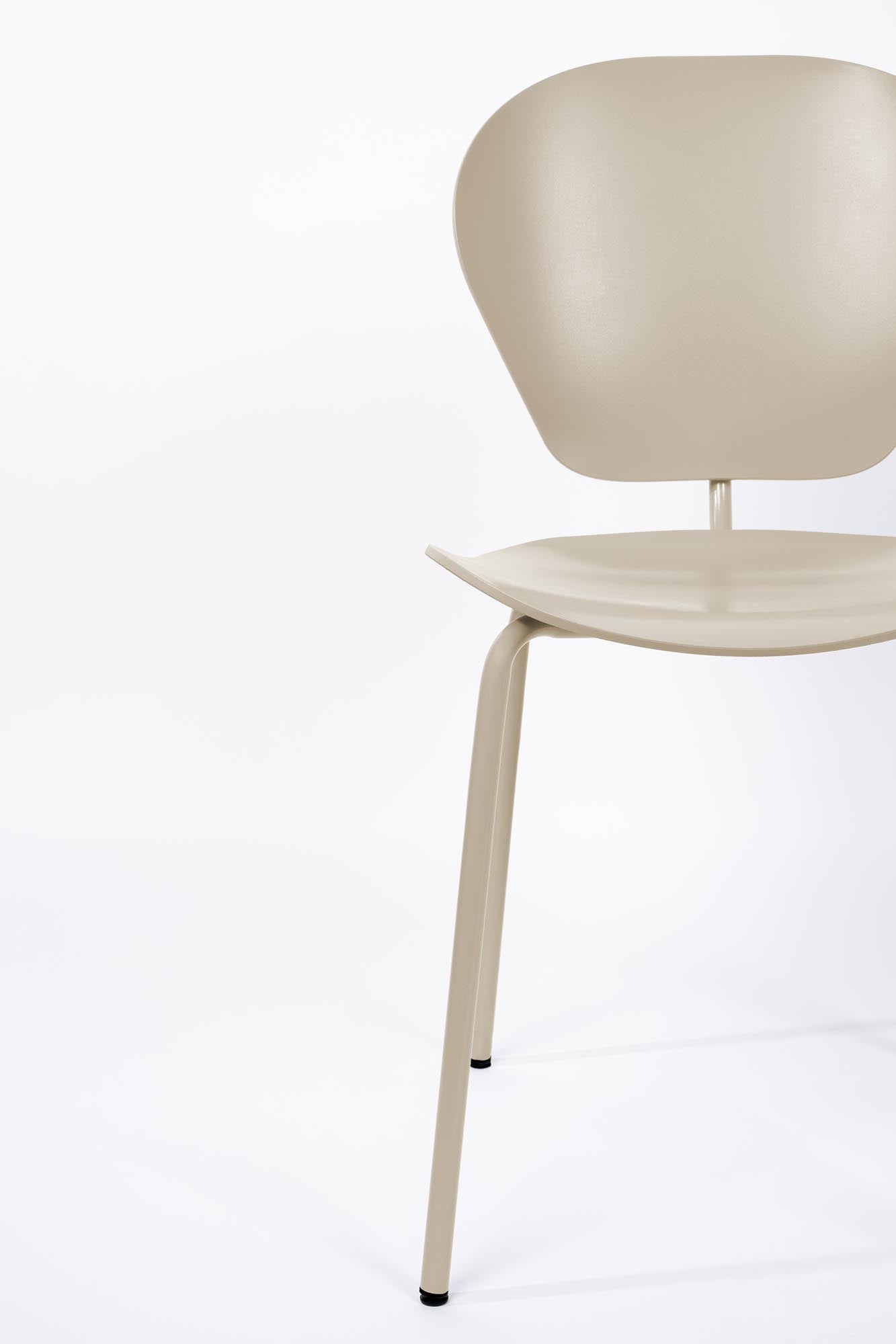 Entdecken Sie den Stuhl The Ocean von Zuiver: Stilvolles, umweltfreundliches Design aus recyceltem Material, ideal für jeden Raum.