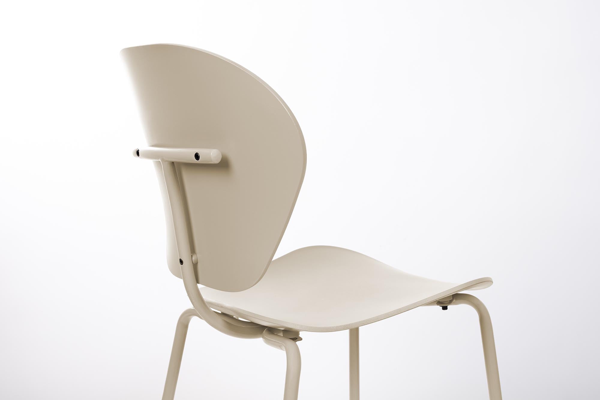 Der Stuhl The Ocean von Zuiver vereint modernes Design und Nachhaltigkeit. Perfekt für stilvolle Akzente in Ihrem Zuhause.