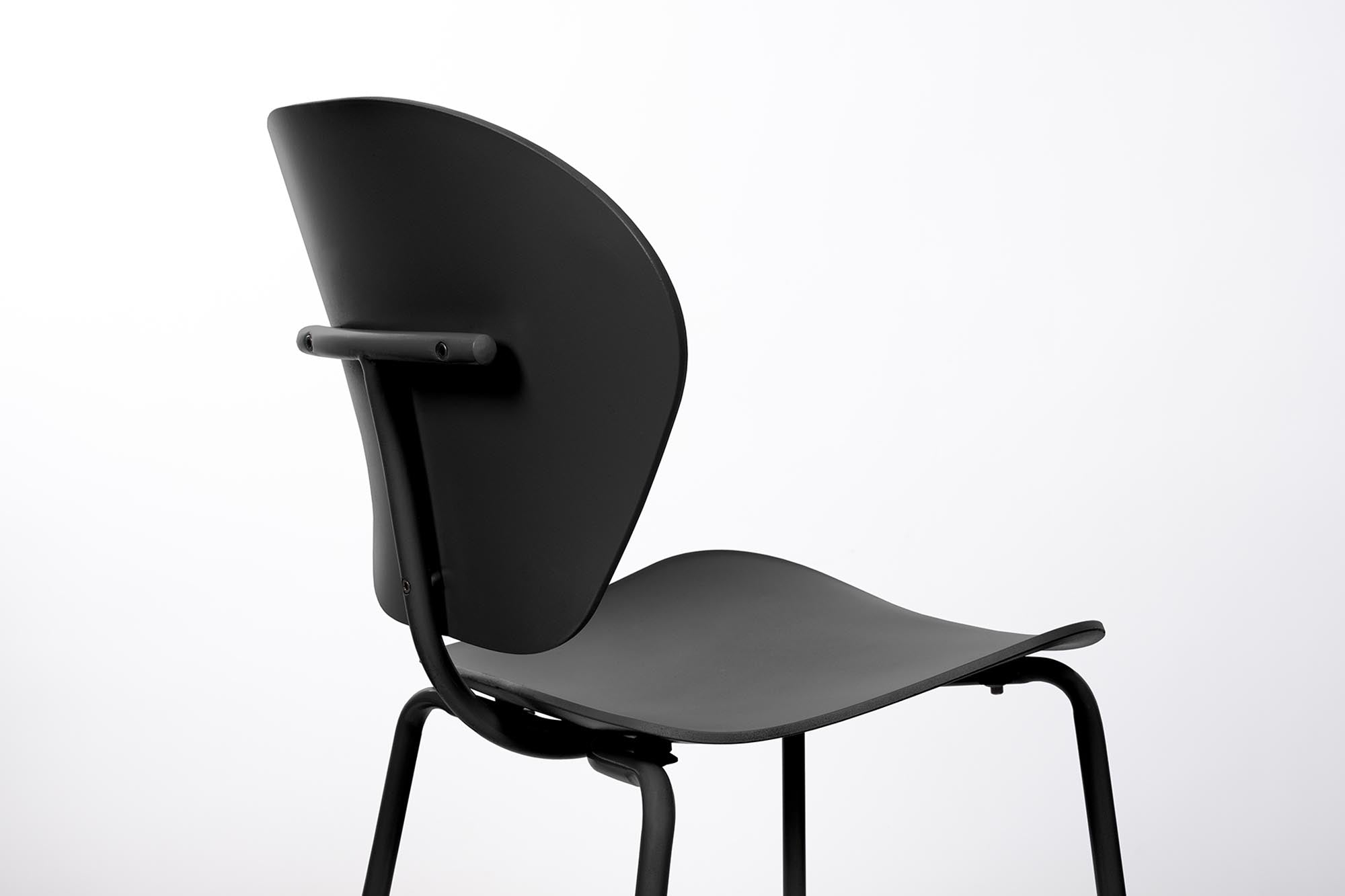 Erleben Sie den Stuhl The Ocean von Zuiver: Modernes Design, umweltfreundliche Materialien und ergonomischer Komfort für Ihr Zuhause.